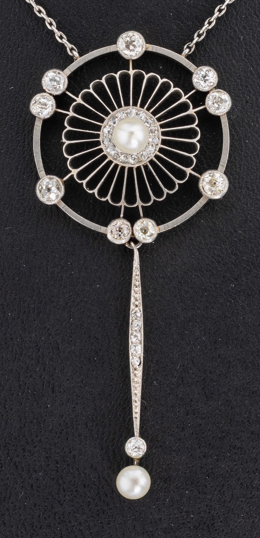 Detail a: Platin Jugendstil Perl-Diamant-Collier, wohl deutsch, um 1900, Pt gepr., 2 Naturperlen, 10 Altschliffdiamanten zus. ca. 0.53 ct Weiß- ...