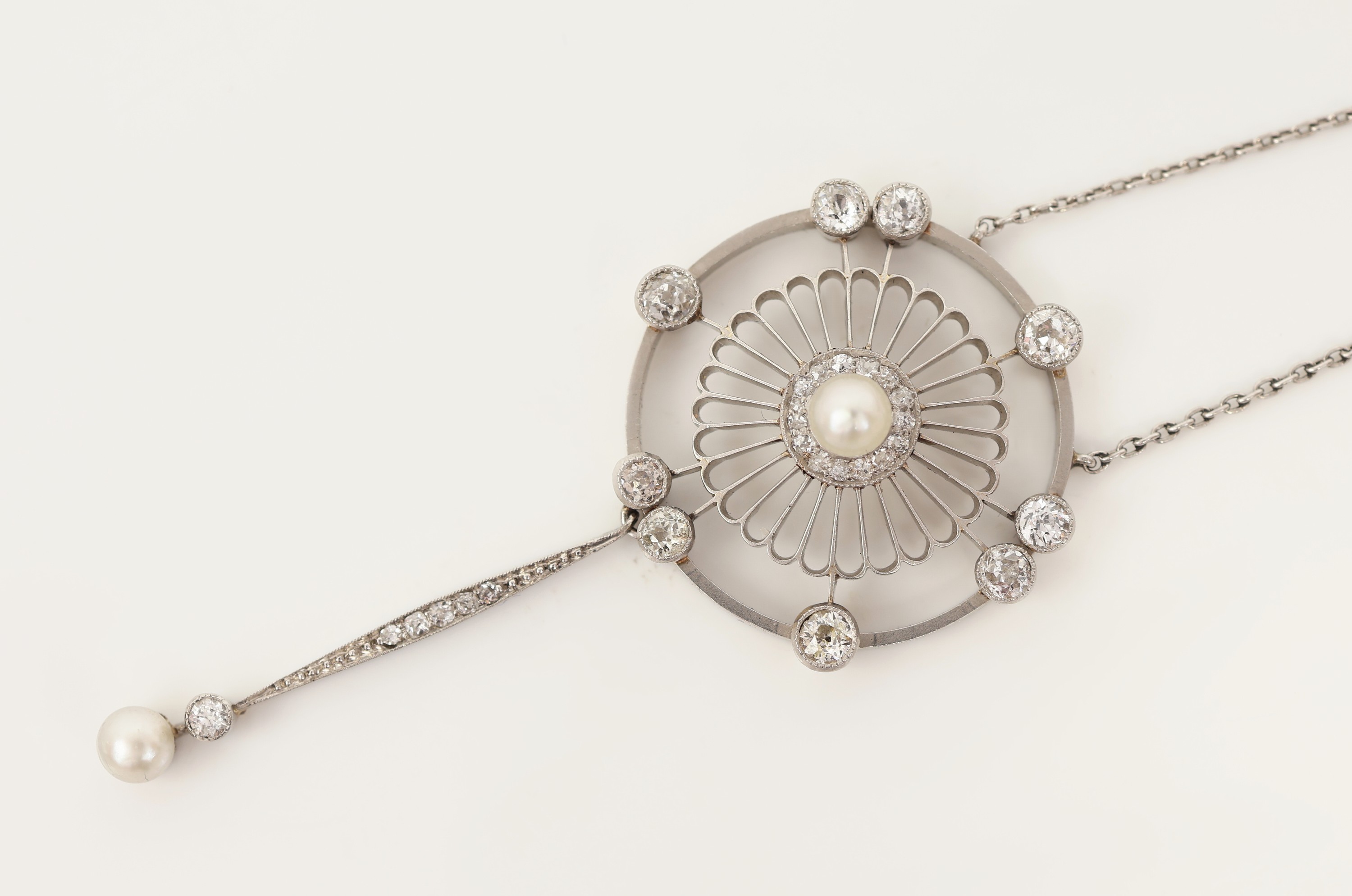Detail b: Platin Jugendstil Perl-Diamant-Collier, wohl deutsch, um 1900, Pt gepr., 2 Naturperlen, 10 Altschliffdiamanten zus. ca. 0.53 ct Weiß- ...