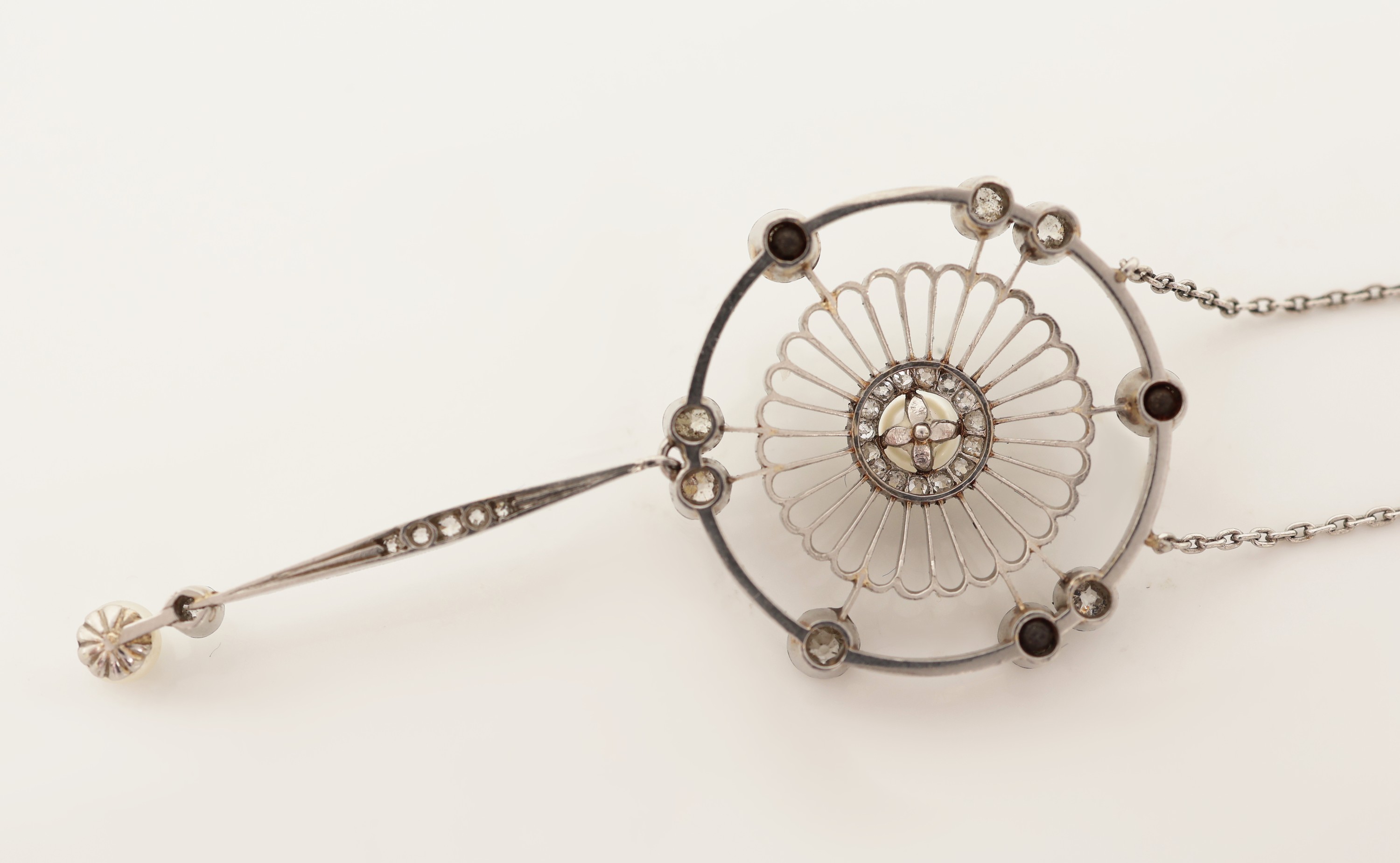 Detail c: Platin Jugendstil Perl-Diamant-Collier, wohl deutsch, um 1900, Pt gepr., 2 Naturperlen, 10 Altschliffdiamanten zus. ca. 0.53 ct Weiß- ...
