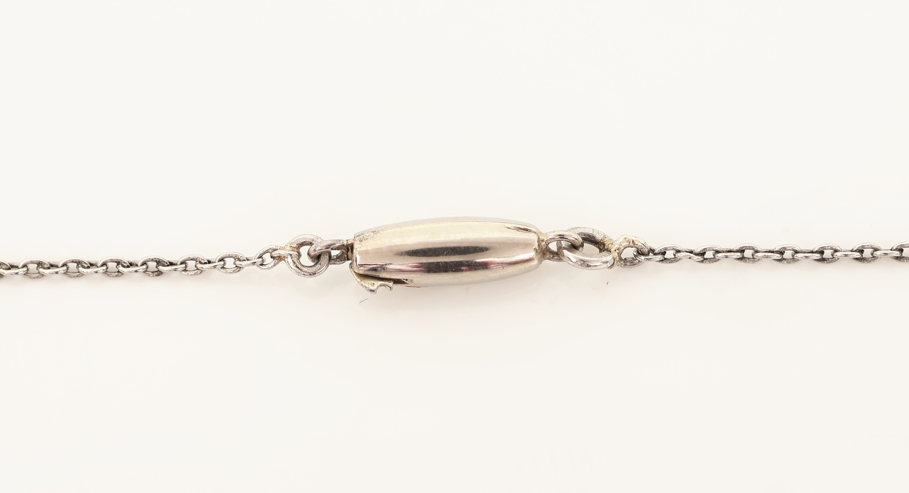 Detail d: Platin Jugendstil Perl-Diamant-Collier, wohl deutsch, um 1900, Pt gepr., 2 Naturperlen, 10 Altschliffdiamanten zus. ca. 0.53 ct Weiß- ...