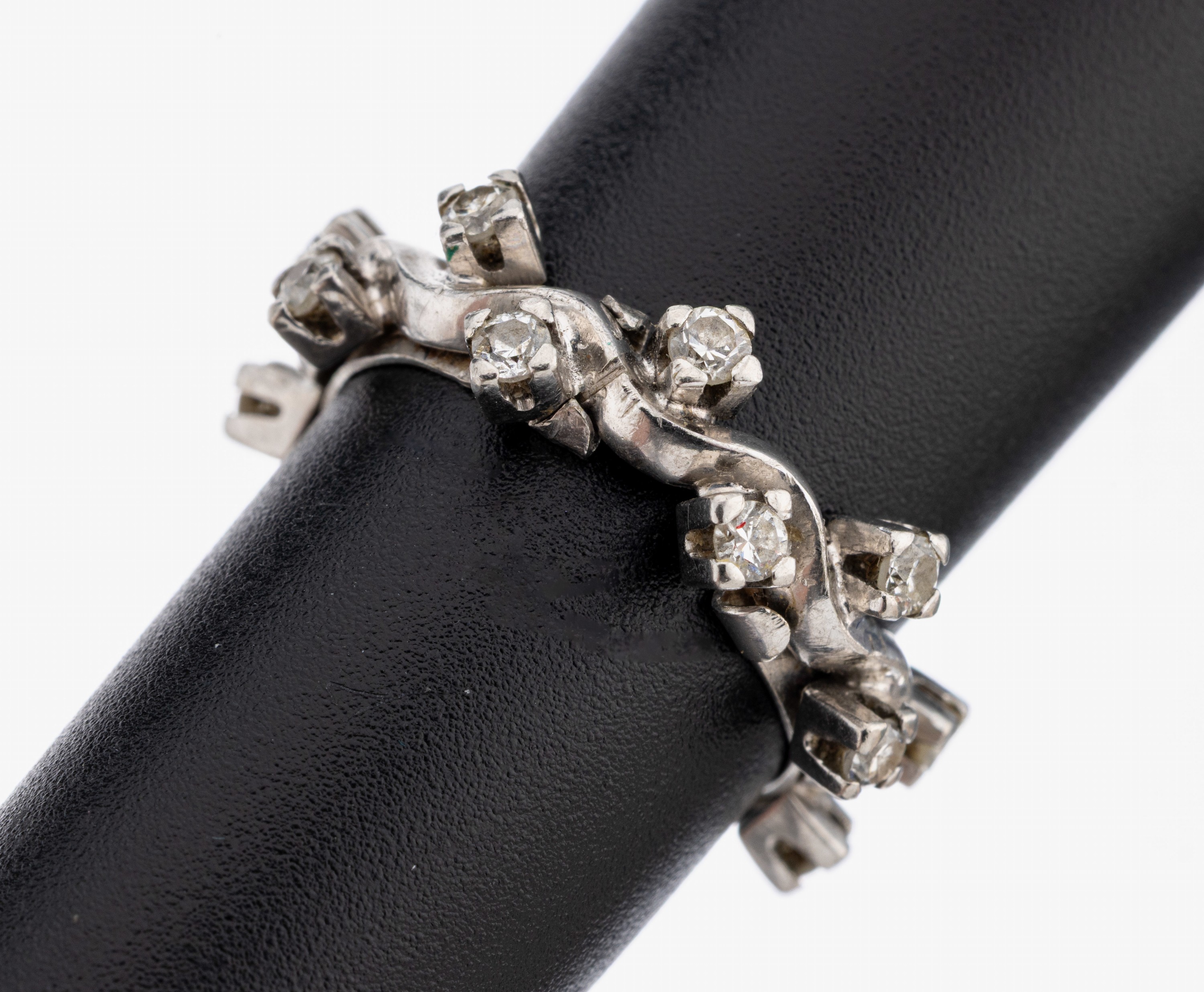 Image 27118470 - 14 kt Gold Diamant Ring, WG 585/000, 16 Brillanten zus. ca. 0.32 ct Weiß/si, urspr. ...