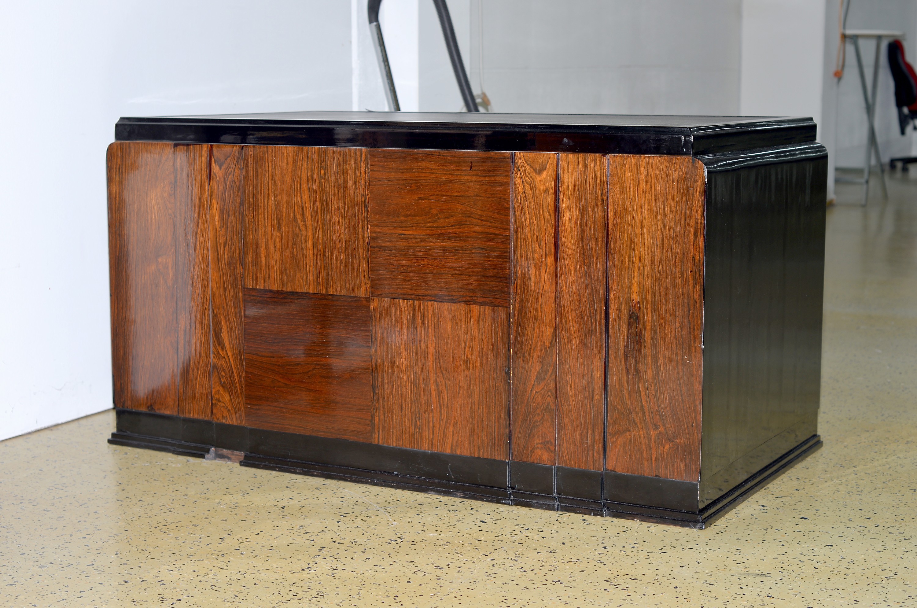 Detail a: Art-Deco Schreibtisch, um 1930, Palisanderfurnier, sog. Rio-Palisander, rückseitig gestuft (stil. Fächerdekor), Lederplatte, frei in den Raum ...