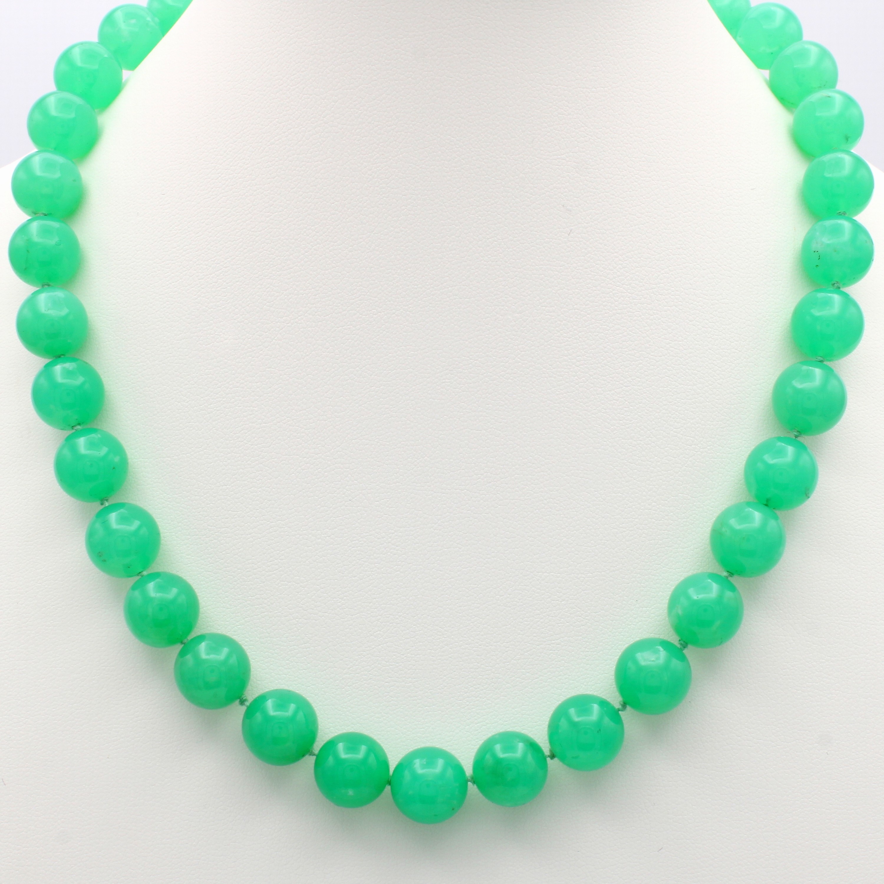 Image 27118497 - Kette mit Chrysoprasen, Karabinerschl., D. ca. 12 mm, L. ca. 48 cm Schätzpreis: 8000, - ...