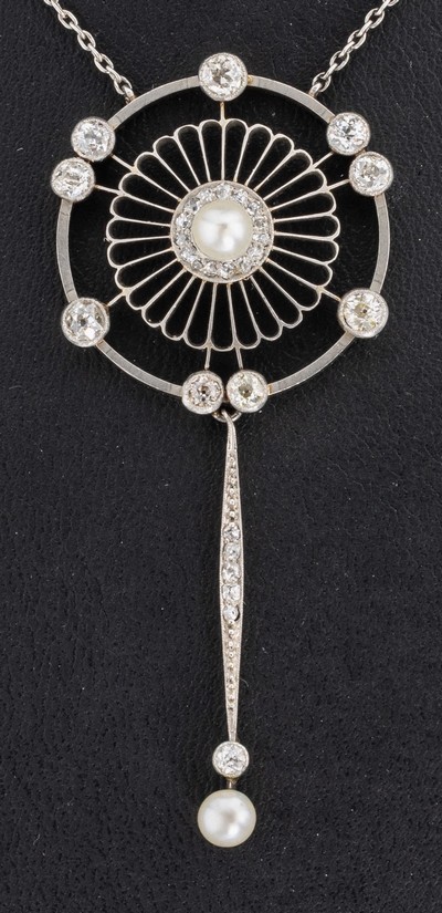 27118468a - Platin Jugendstil Perl-Diamant-Collier, wohl deutsch, um 1900, Pt gepr., 2 Naturperlen, ...