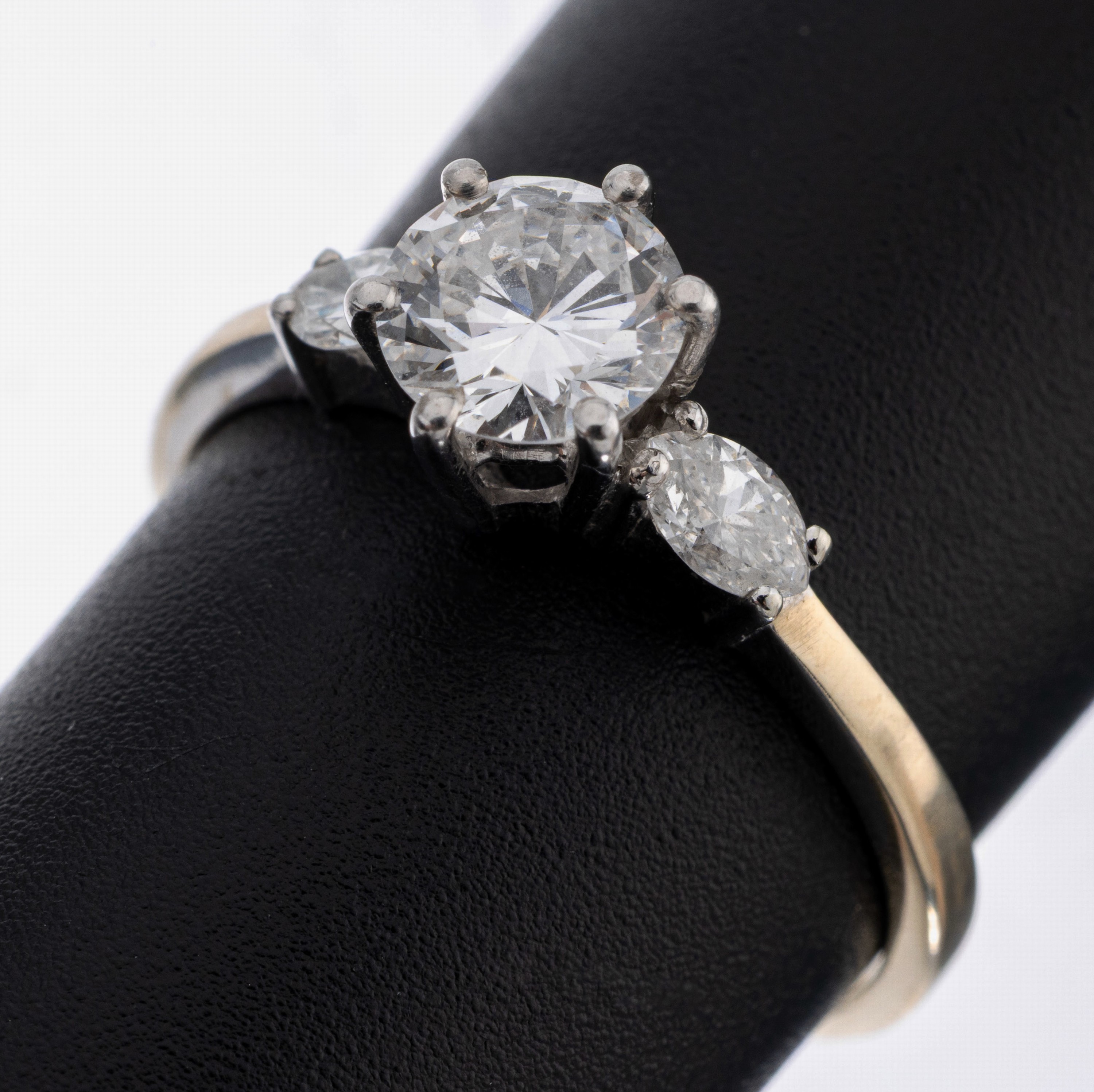 Image 27118500 - 18 kt Gold Diamant-Ring, WG 750/000 gepr., 1 Brillant ca. 0.75 ct Weiß/vs, 2 Diamant- ...