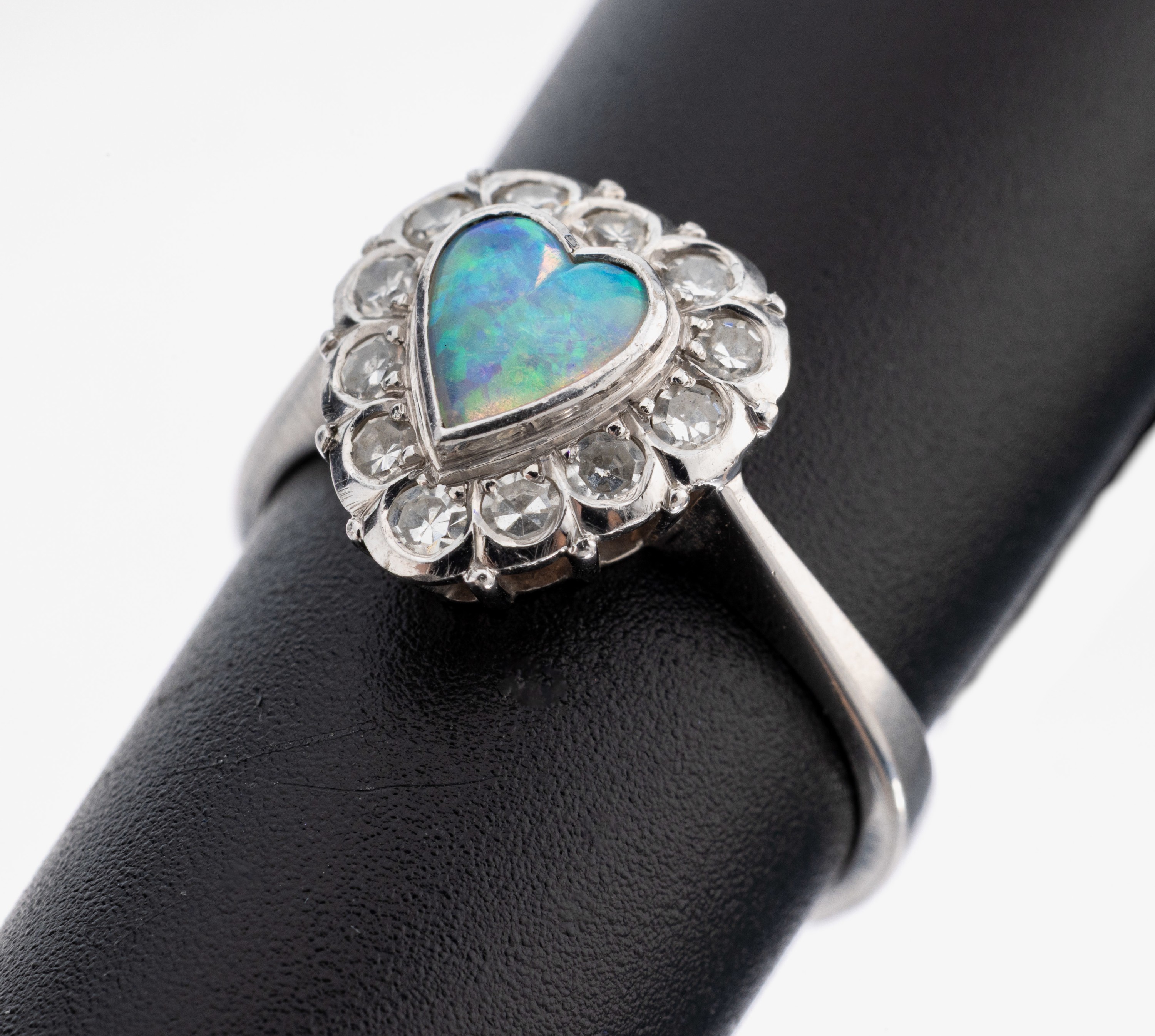 Image 27118509 - 18 kt Gold Opal-Diamant-Ring, GG 750/000, herzf. Ringkopf, herzf. Opal-Cabochon ca. ...
