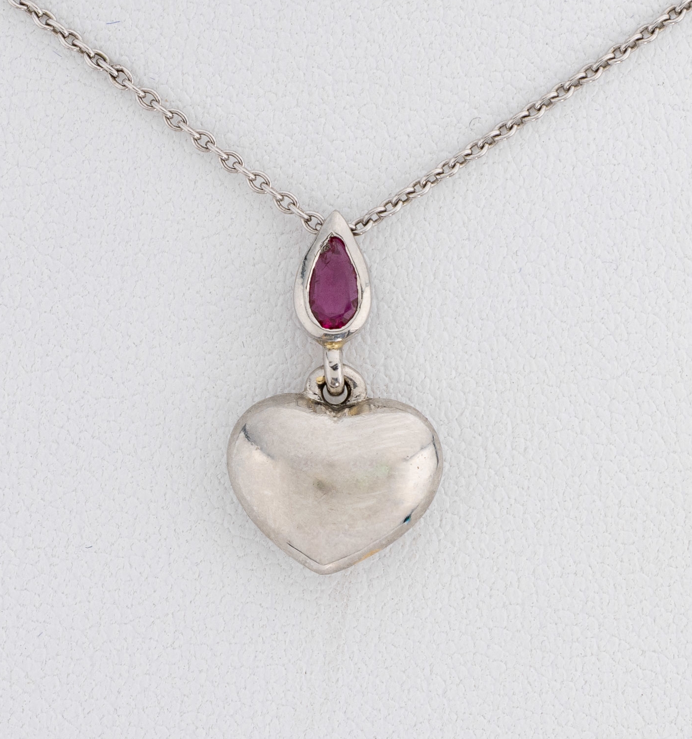 Detail a: Platin Collier mit Herzanhänger, facett. Rubellith-Tropfen, Abhängung mit massivem Herz, total ca. 7.3 g, Federring- schließe, L. ca. 38 cm