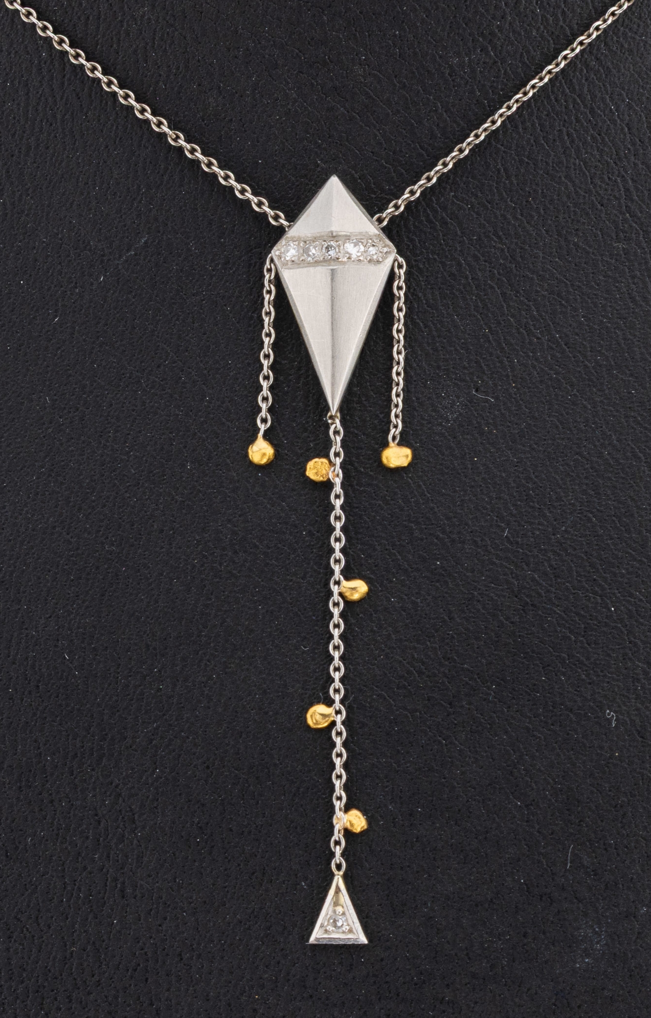 Detail a: Platin Diamant Collier "Drache", Platin 950/000 und GG, satiniert, 5 kl. 8/8-Diamanten, Abhängungen bewegl., L. ca. 40 cm, total ca. 3.9 g