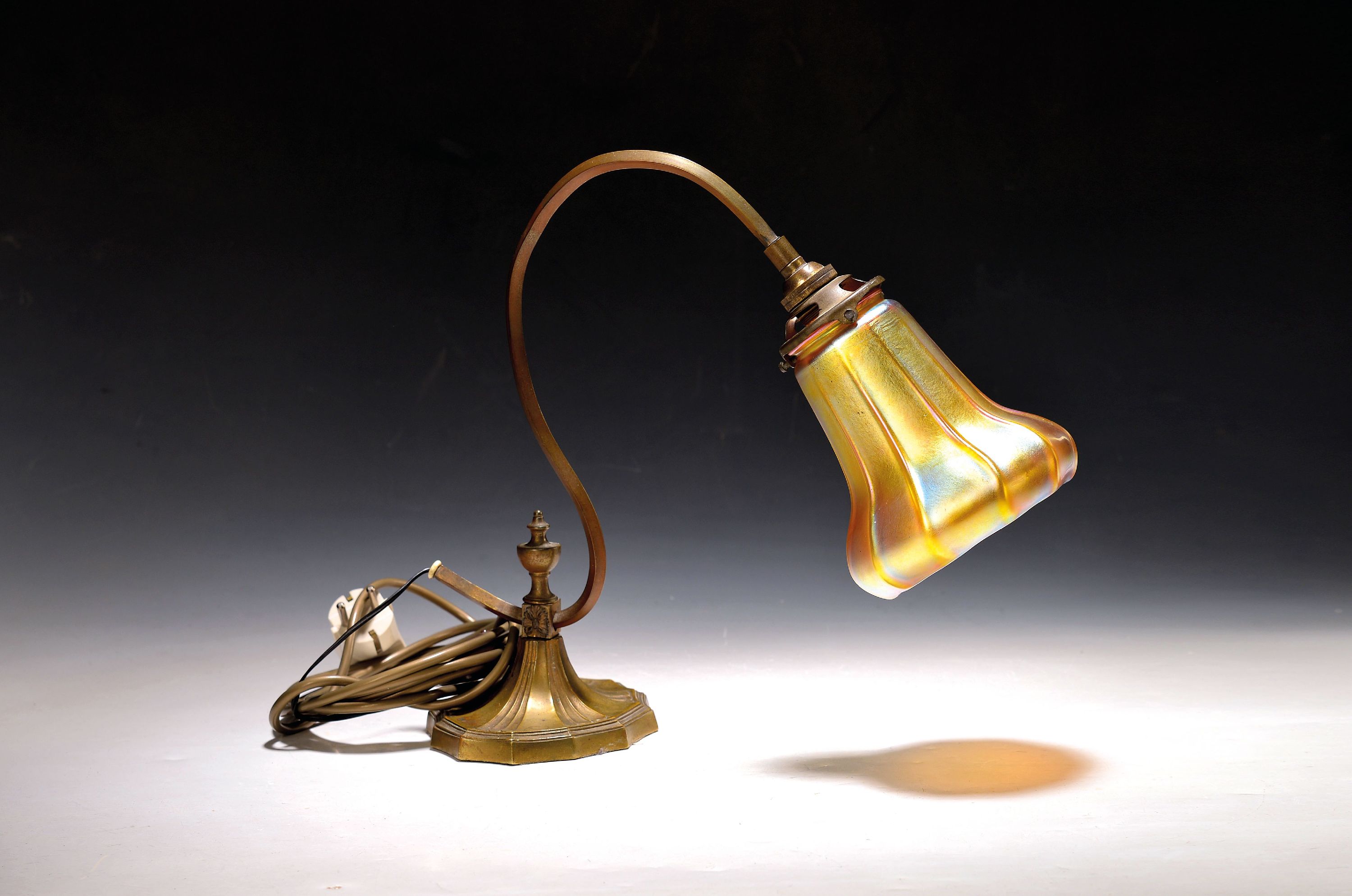 Image 27118547 - Tischlampe, Quezal, New York/USA, nach 1901, geschwungener Fuß aus Bronze, Glasschirm ...