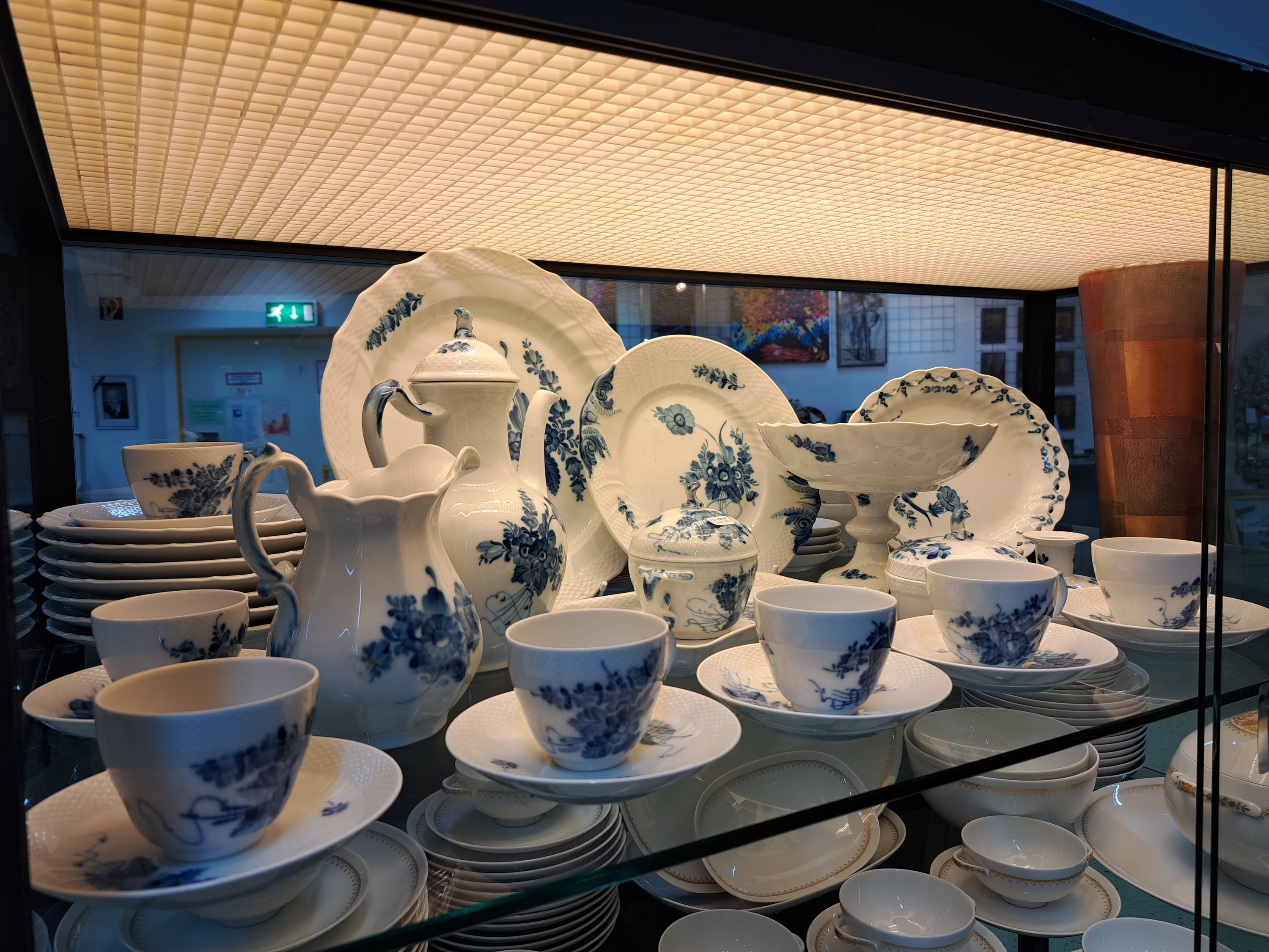 Detail a: Kaffeeservice für 6 Personen mit vielen Servierteilen, Royal Copenhagen, Blaue Blume, 1980-84, Porzellan, unterglasurblauer Dekor, 11 Kaffeetassen ...
