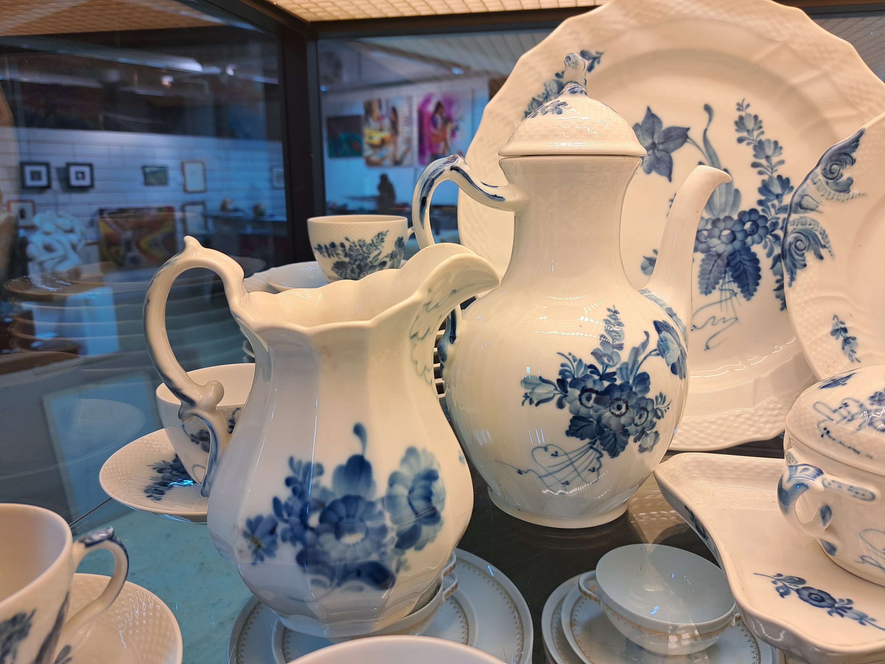 Detail c: Kaffeeservice für 6 Personen mit vielen Servierteilen, Royal Copenhagen, Blaue Blume, 1980-84, Porzellan, unterglasurblauer Dekor, 11 Kaffeetassen ...