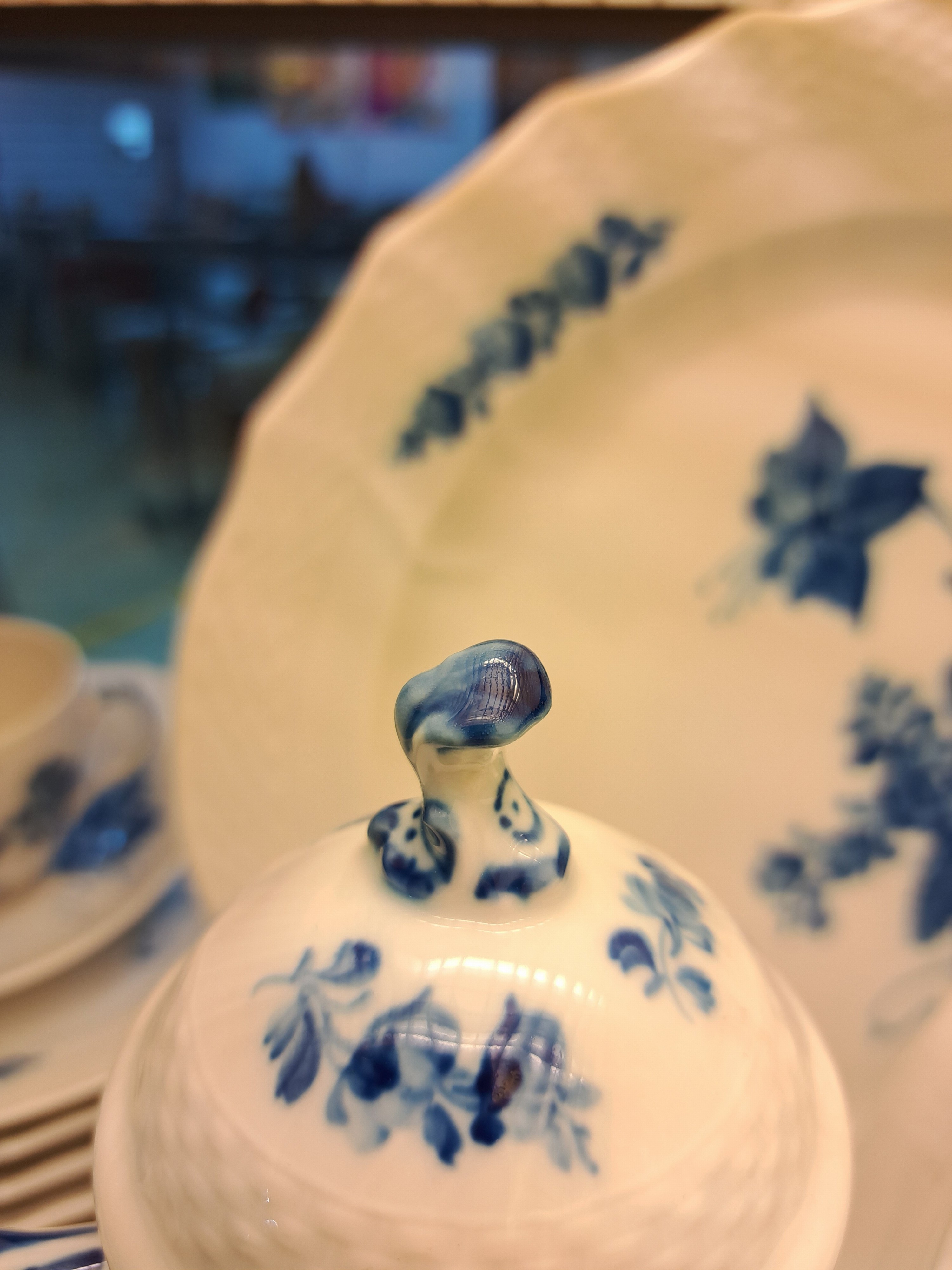 Detail e: Kaffeeservice für 6 Personen mit vielen Servierteilen, Royal Copenhagen, Blaue Blume, 1980-84, Porzellan, unterglasurblauer Dekor, 11 Kaffeetassen ...