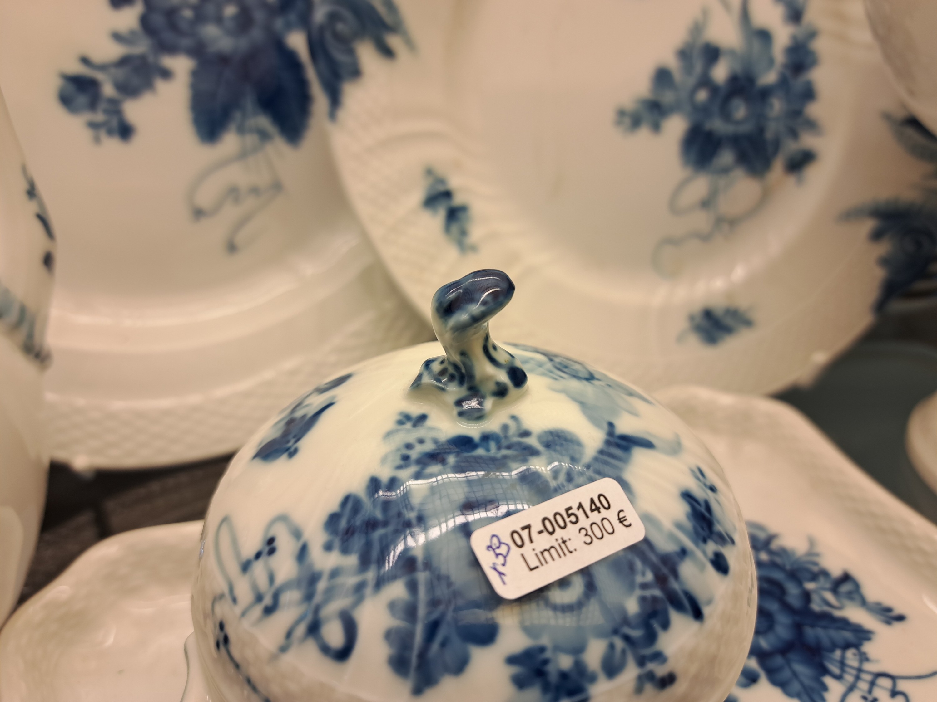 Detail f: Kaffeeservice für 6 Personen mit vielen Servierteilen, Royal Copenhagen, Blaue Blume, 1980-84, Porzellan, unterglasurblauer Dekor, 11 Kaffeetassen ...