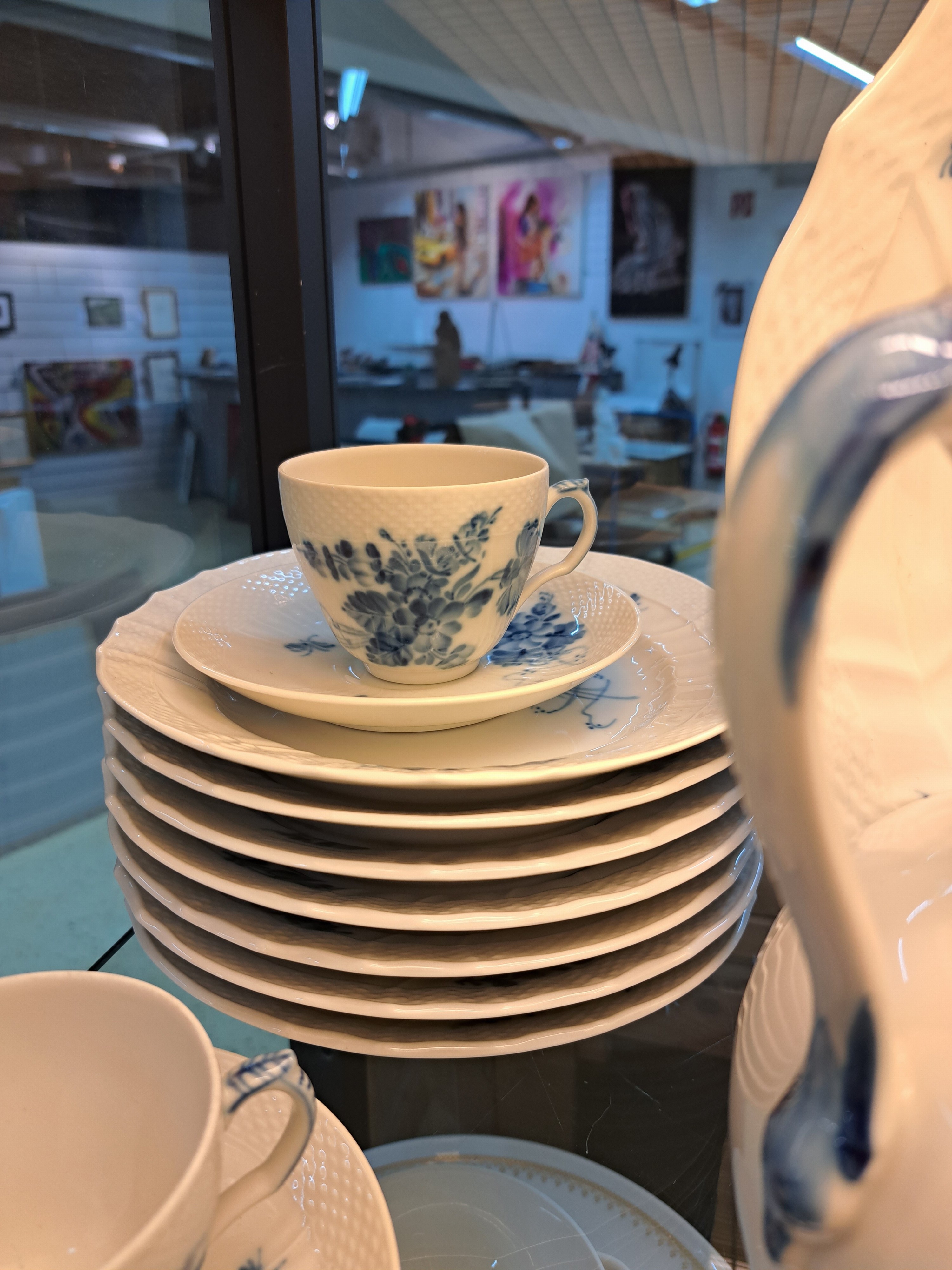 Detail g: Kaffeeservice für 6 Personen mit vielen Servierteilen, Royal Copenhagen, Blaue Blume, 1980-84, Porzellan, unterglasurblauer Dekor, 11 Kaffeetassen ...