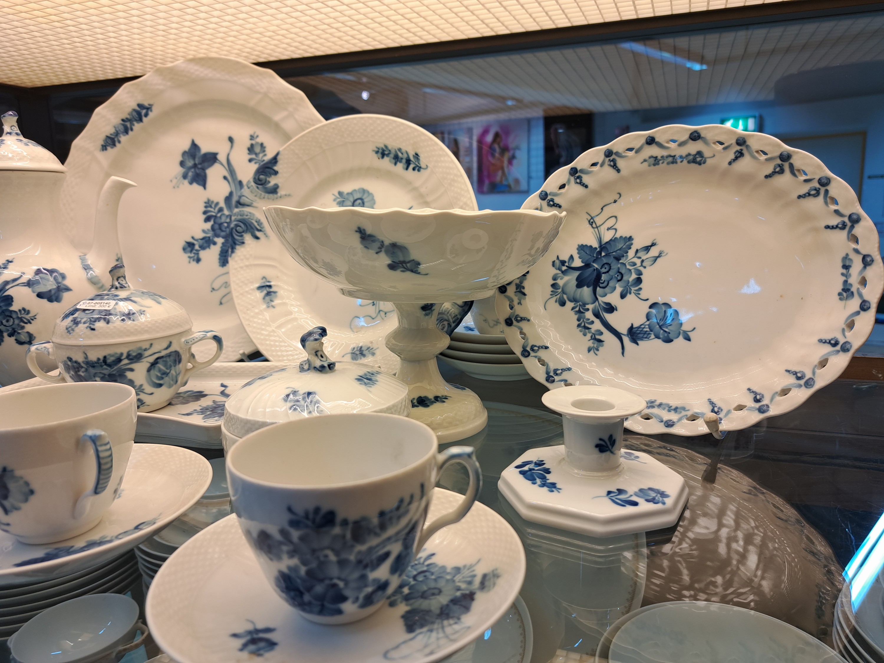 Detail h: Kaffeeservice für 6 Personen mit vielen Servierteilen, Royal Copenhagen, Blaue Blume, 1980-84, Porzellan, unterglasurblauer Dekor, 11 Kaffeetassen ...
