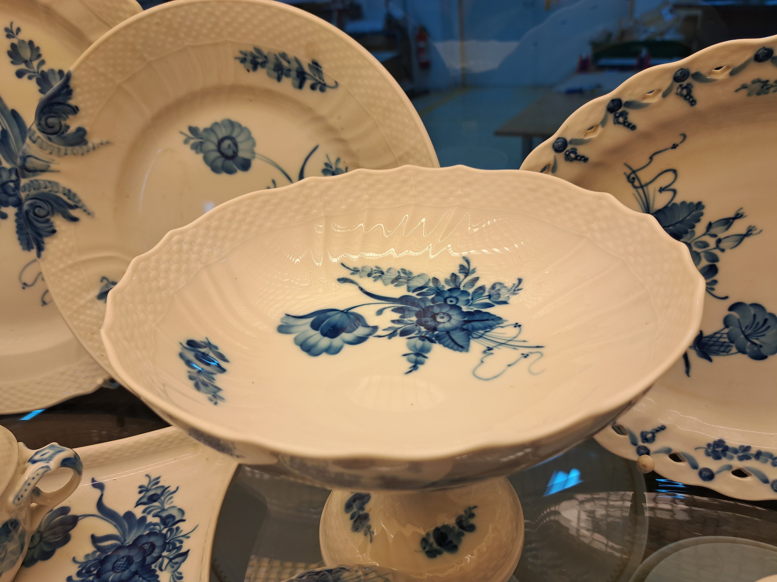 Detail j: Kaffeeservice für 6 Personen mit vielen Servierteilen, Royal Copenhagen, Blaue Blume, 1980-84, Porzellan, unterglasurblauer Dekor, 11 Kaffeetassen ...