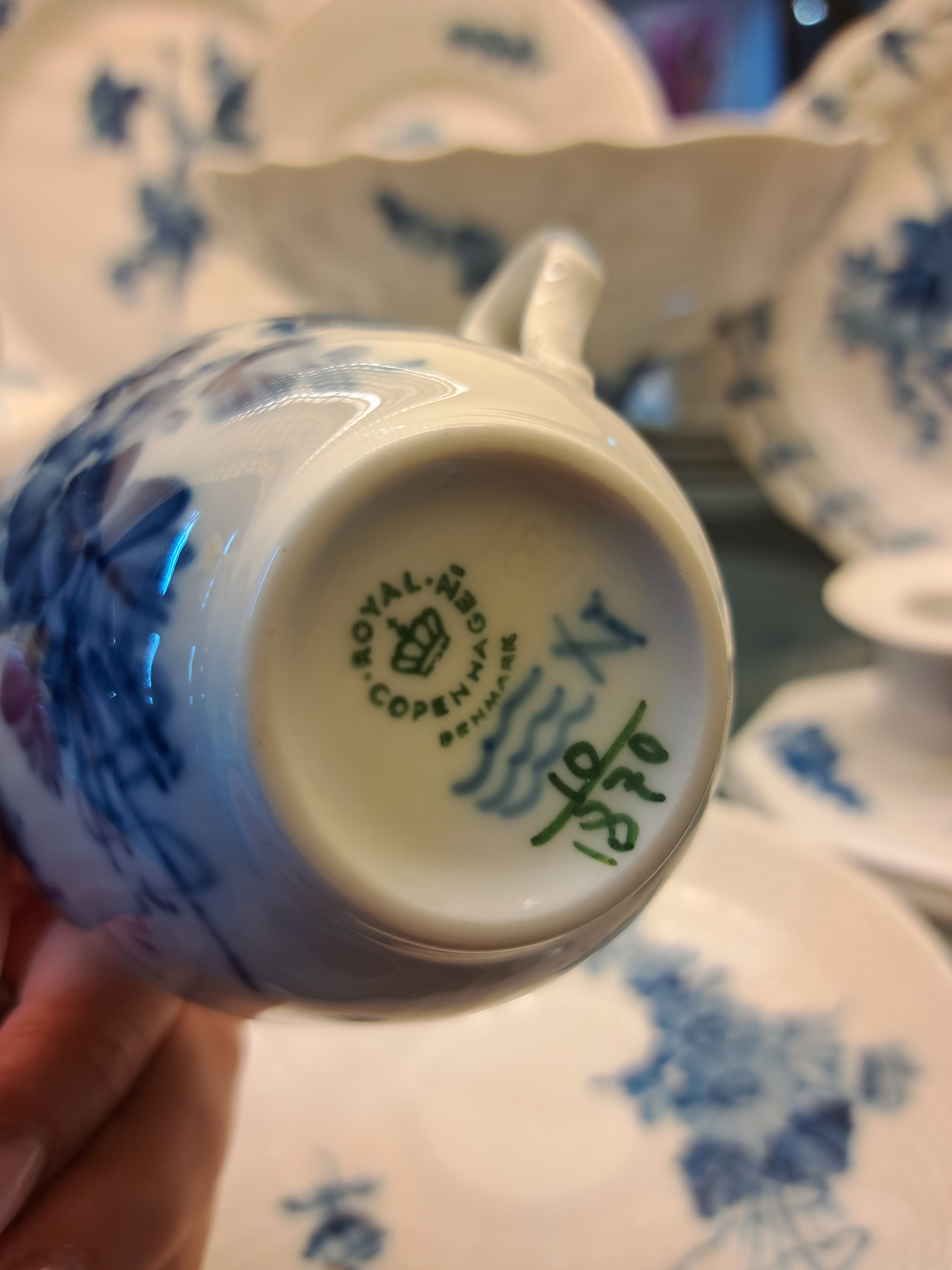 Detail l: Kaffeeservice für 6 Personen mit vielen Servierteilen, Royal Copenhagen, Blaue Blume, 1980-84, Porzellan, unterglasurblauer Dekor, 11 Kaffeetassen ...