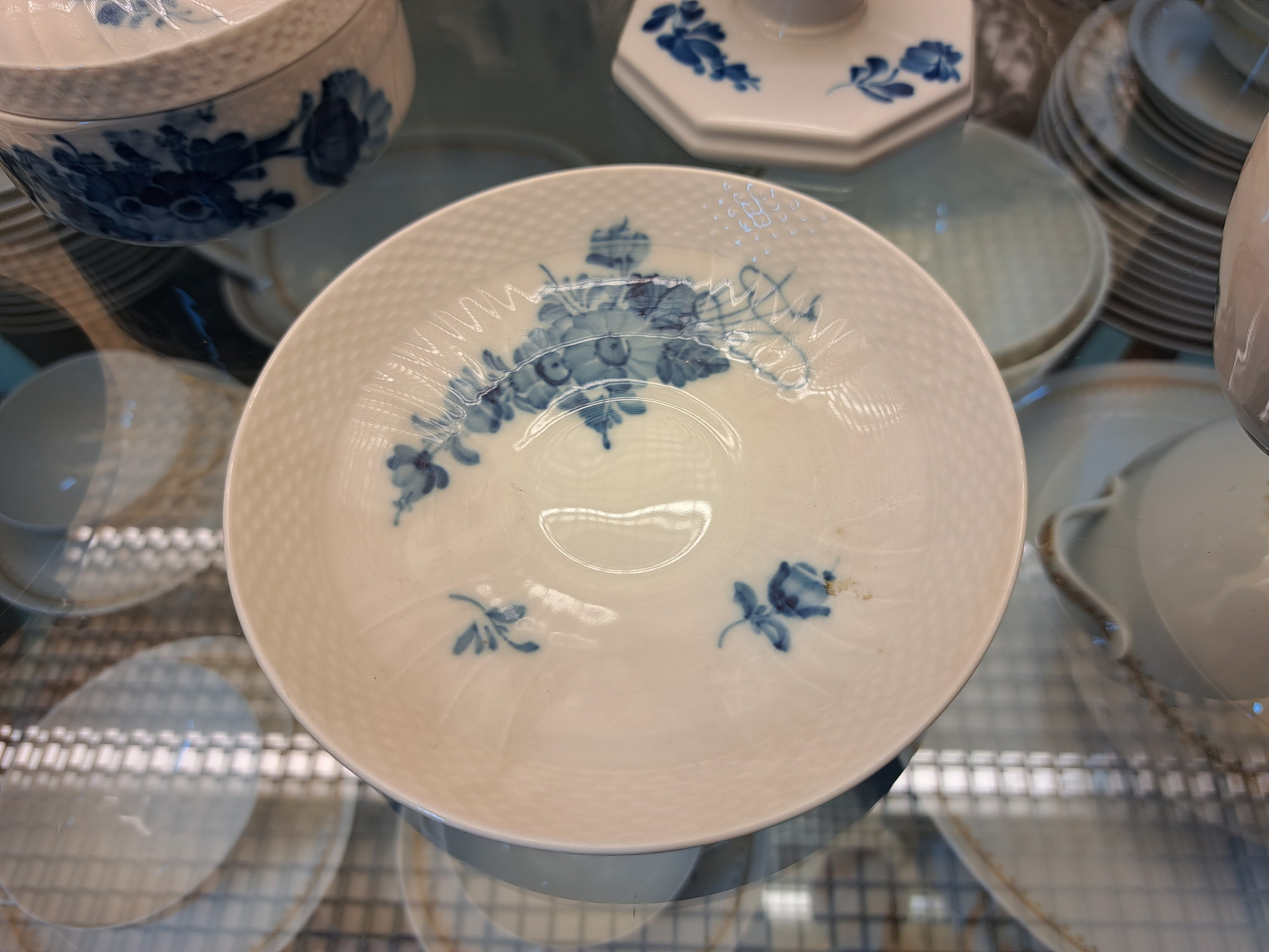 Detail m: Kaffeeservice für 6 Personen mit vielen Servierteilen, Royal Copenhagen, Blaue Blume, 1980-84, Porzellan, unterglasurblauer Dekor, 11 Kaffeetassen ...