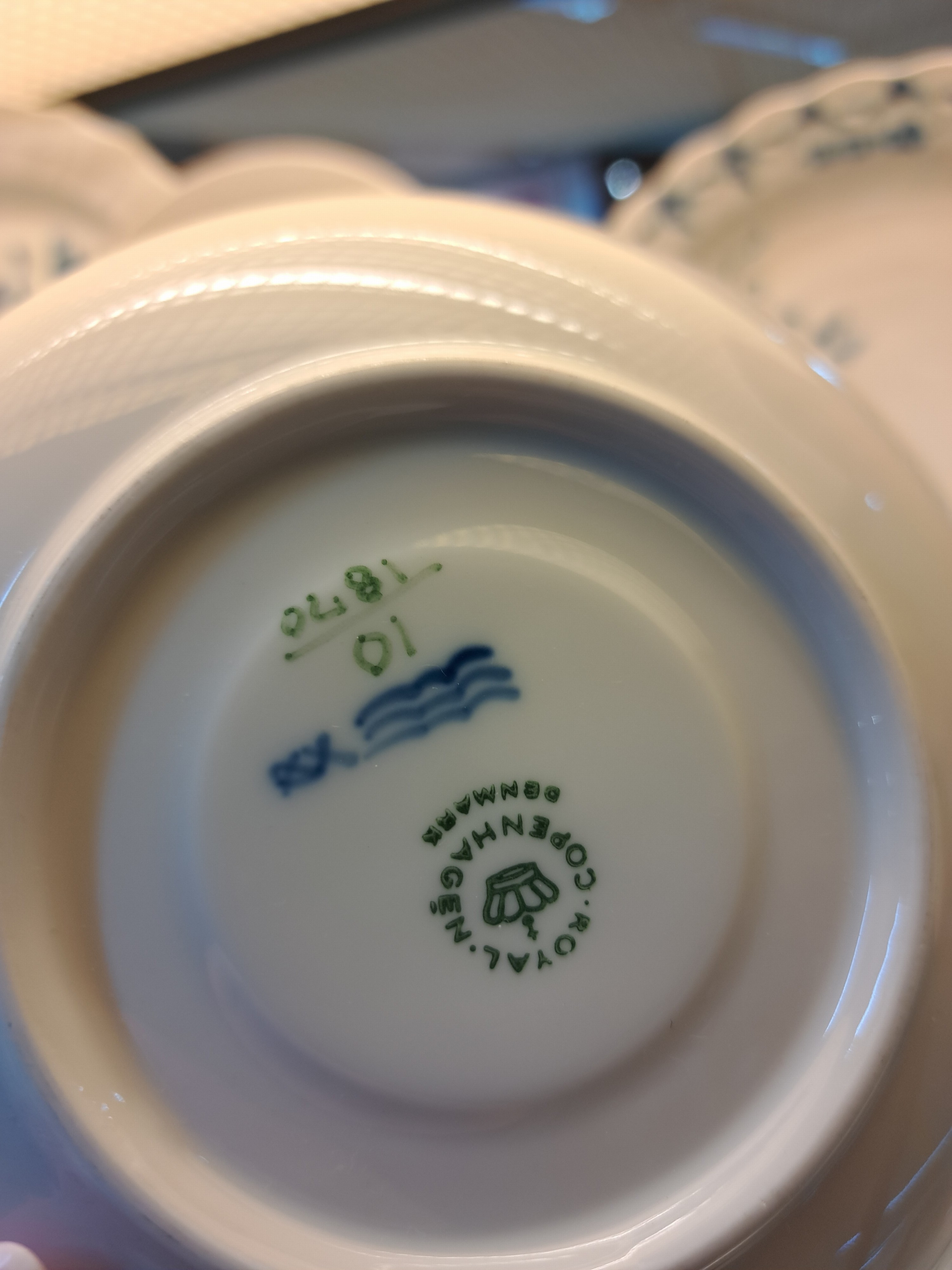 Detail n: Kaffeeservice für 6 Personen mit vielen Servierteilen, Royal Copenhagen, Blaue Blume, 1980-84, Porzellan, unterglasurblauer Dekor, 11 Kaffeetassen ...