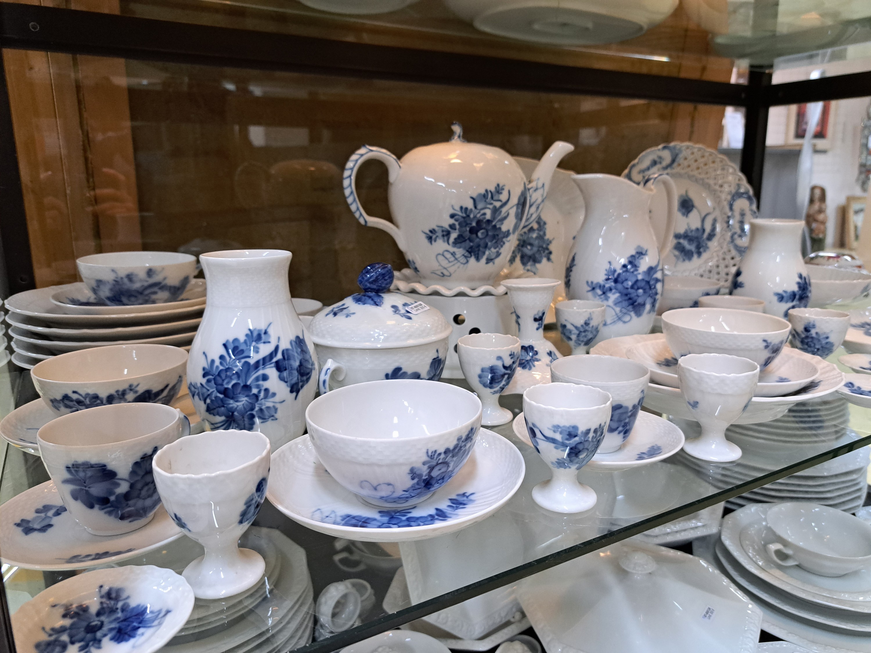 Detail a: Frühstücksservice für 6 Personen mit vielen Servierteilen, Blaue Blume, Royal Copenhagen, 1980-84, Porzellan, unterglasurblauer Dekor, 6 Teetassen ...