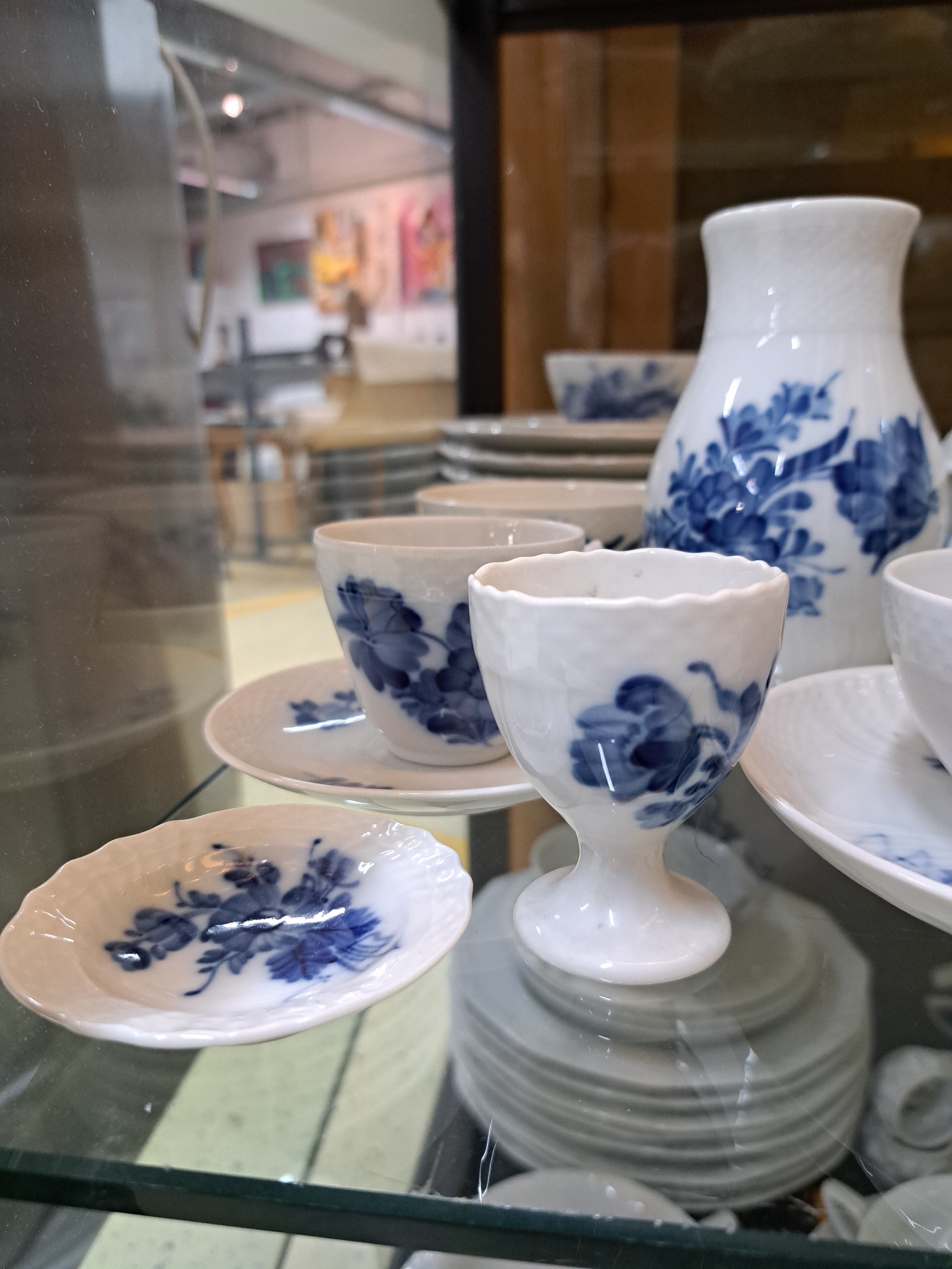Detail b: Frühstücksservice für 6 Personen mit vielen Servierteilen, Blaue Blume, Royal Copenhagen, 1980-84, Porzellan, unterglasurblauer Dekor, 6 Teetassen ...