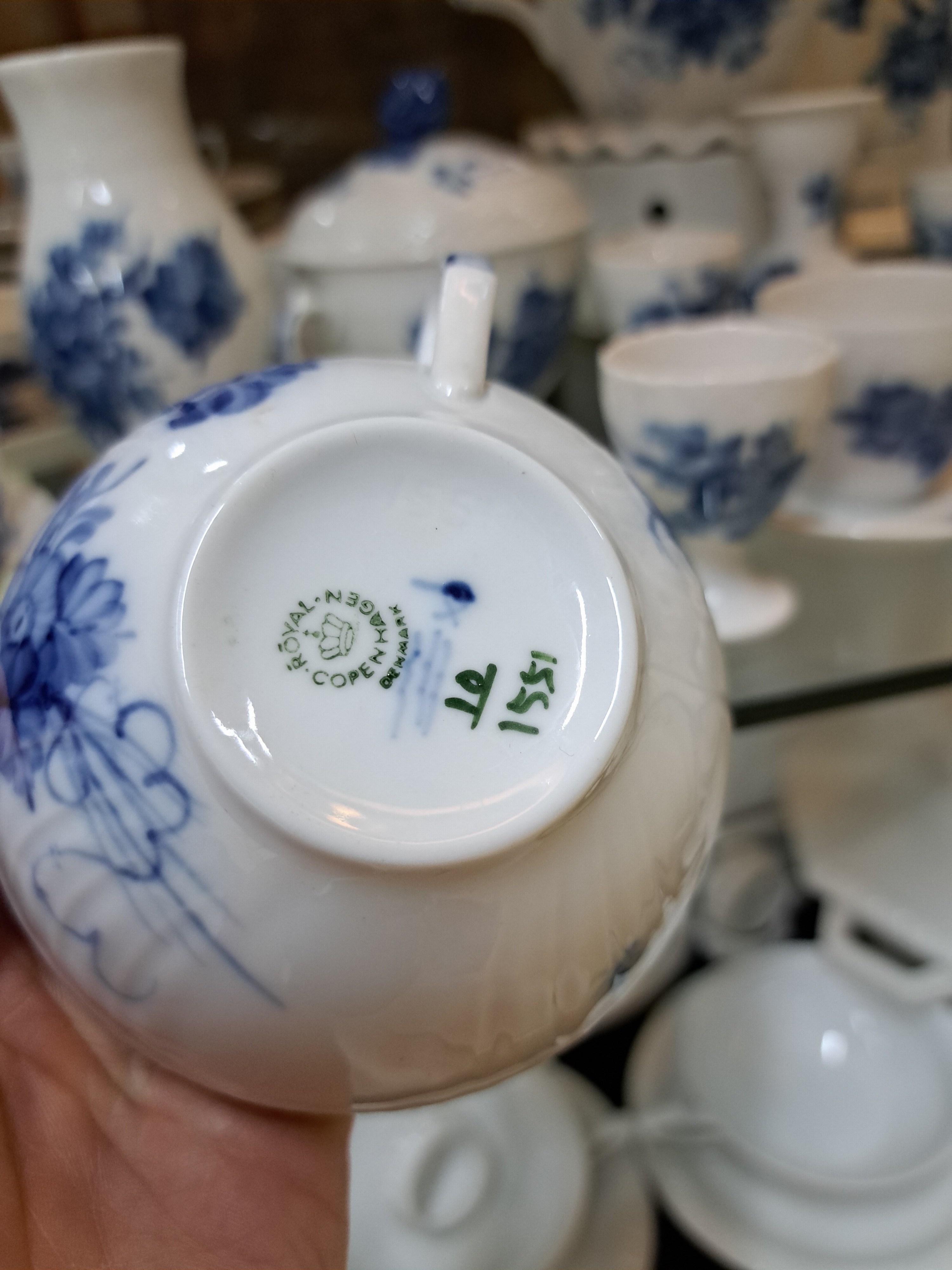 Detail d: Frühstücksservice für 6 Personen mit vielen Servierteilen, Blaue Blume, Royal Copenhagen, 1980-84, Porzellan, unterglasurblauer Dekor, 6 Teetassen ...