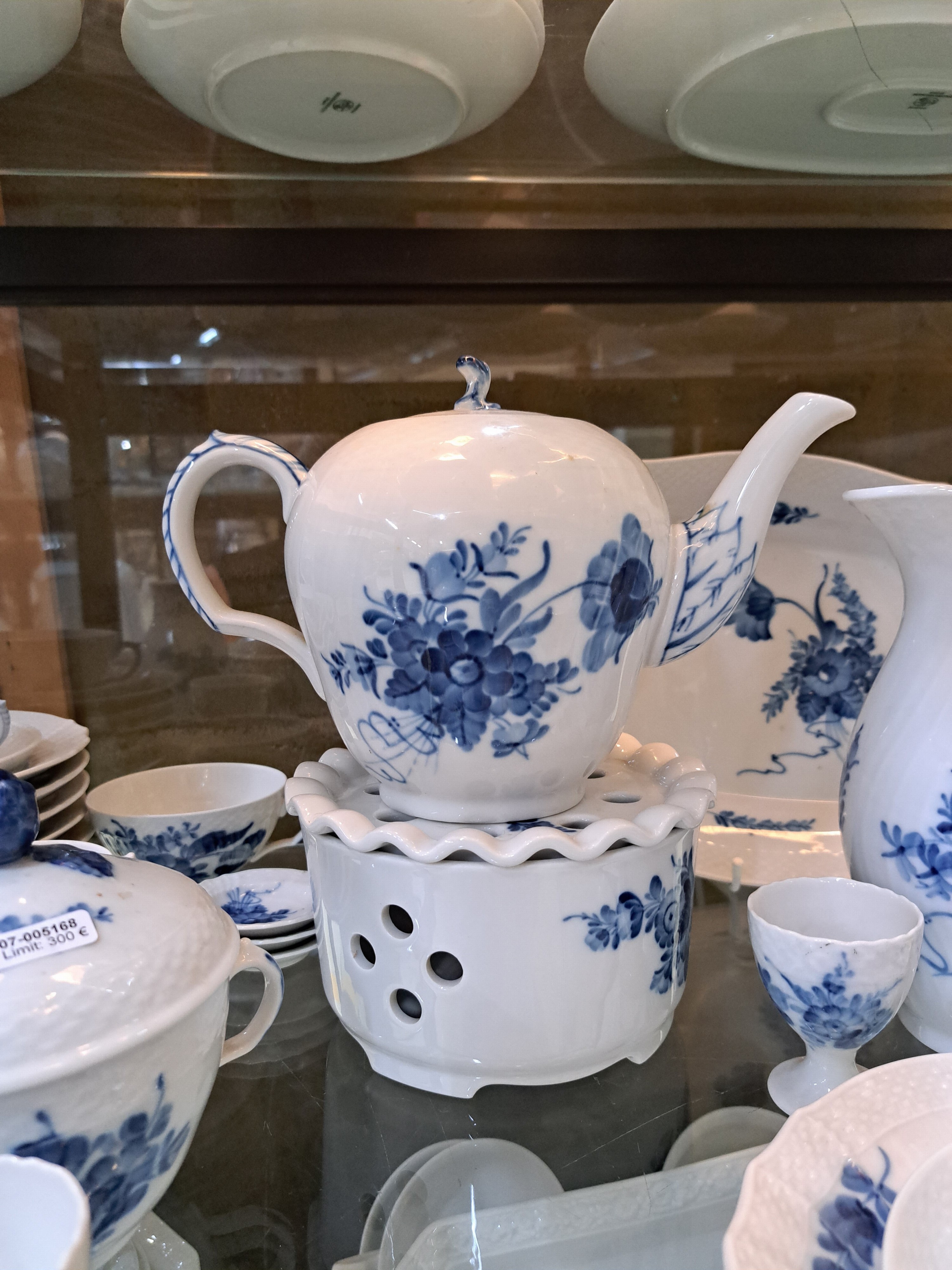 Detail f: Frühstücksservice für 6 Personen mit vielen Servierteilen, Blaue Blume, Royal Copenhagen, 1980-84, Porzellan, unterglasurblauer Dekor, 6 Teetassen ...