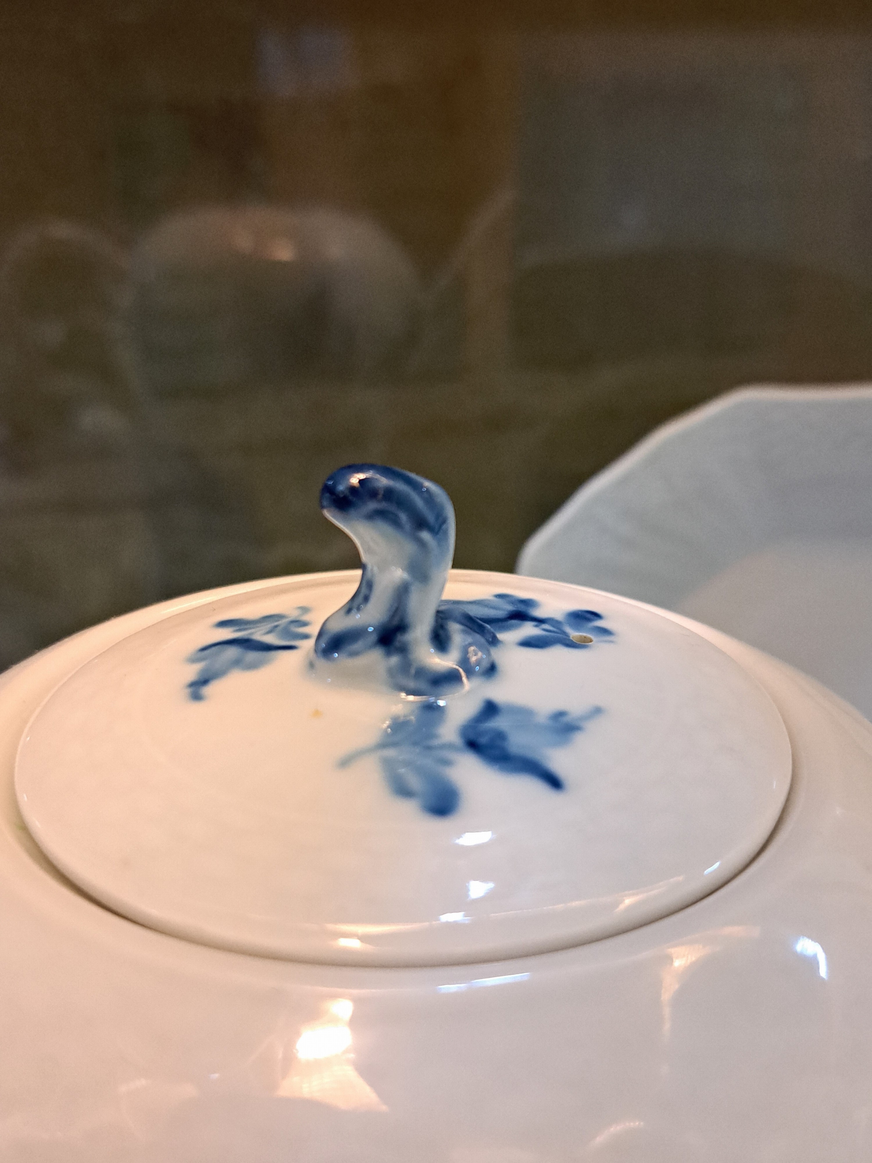 Detail h: Frühstücksservice für 6 Personen mit vielen Servierteilen, Blaue Blume, Royal Copenhagen, 1980-84, Porzellan, unterglasurblauer Dekor, 6 Teetassen ...