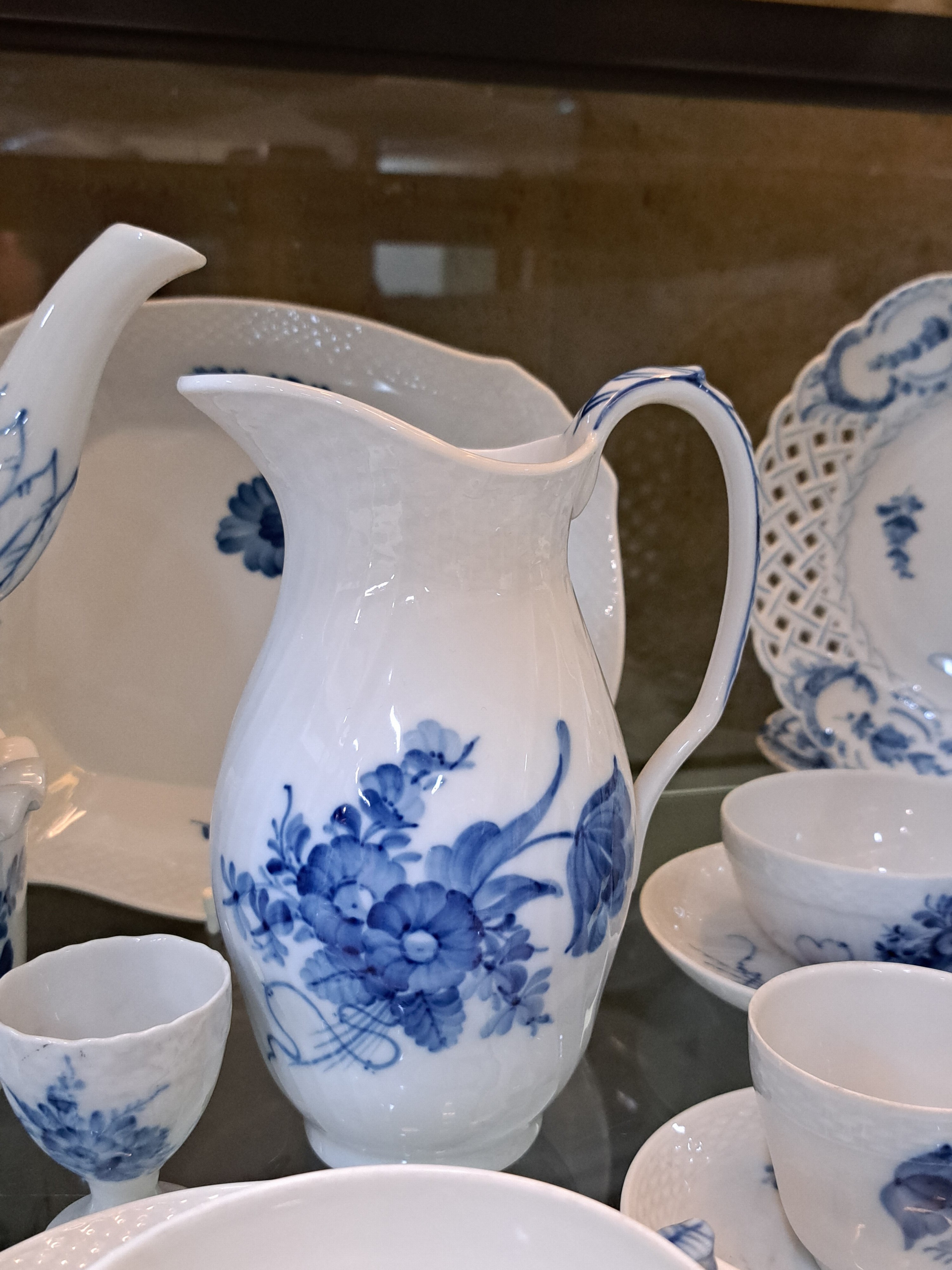 Detail i: Frühstücksservice für 6 Personen mit vielen Servierteilen, Blaue Blume, Royal Copenhagen, 1980-84, Porzellan, unterglasurblauer Dekor, 6 Teetassen ...