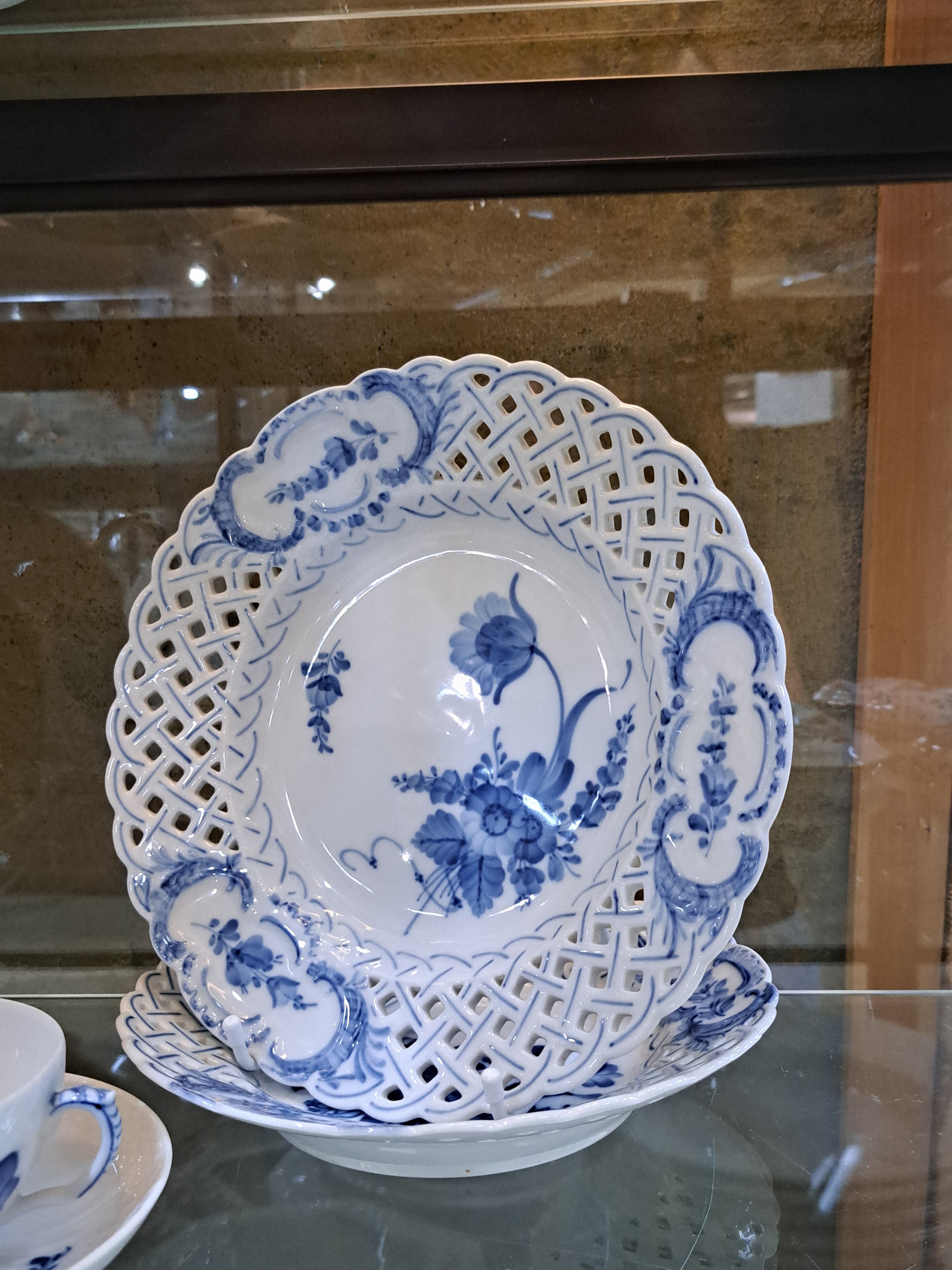 Detail k: Frühstücksservice für 6 Personen mit vielen Servierteilen, Blaue Blume, Royal Copenhagen, 1980-84, Porzellan, unterglasurblauer Dekor, 6 Teetassen ...