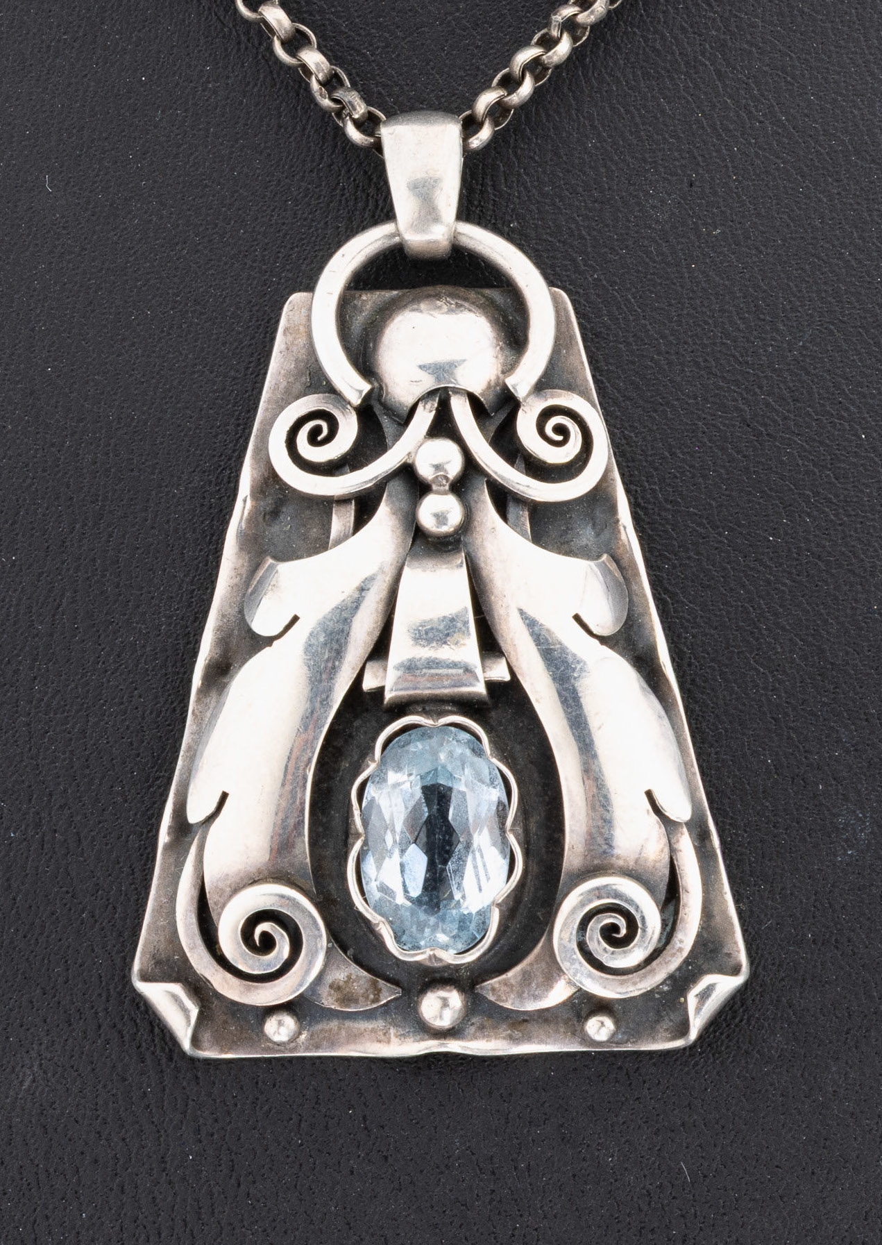 Detail a: Jugendstil Anhänger, um 1910, 835er Silber,stil. Glockenform, abstrakt florales Design aus aufgelegten Elementen, ovalfacett. synth. Spinell, L. ...