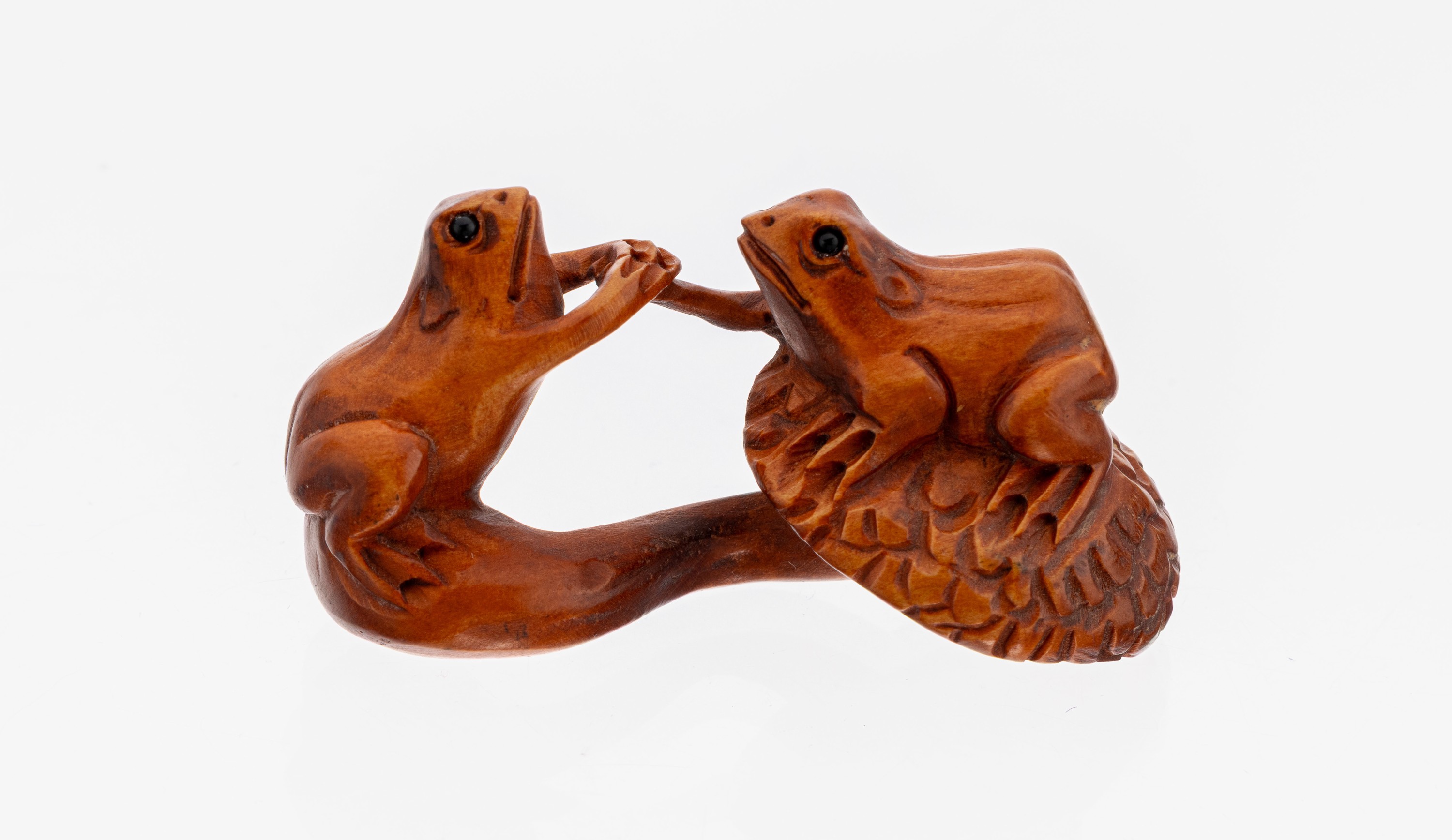 Image 27118566 - Netsuke, Japan, Mitte 20. Jhd., Darstellungzweier Frösche auf Pilz, fein geschnitzt, ...