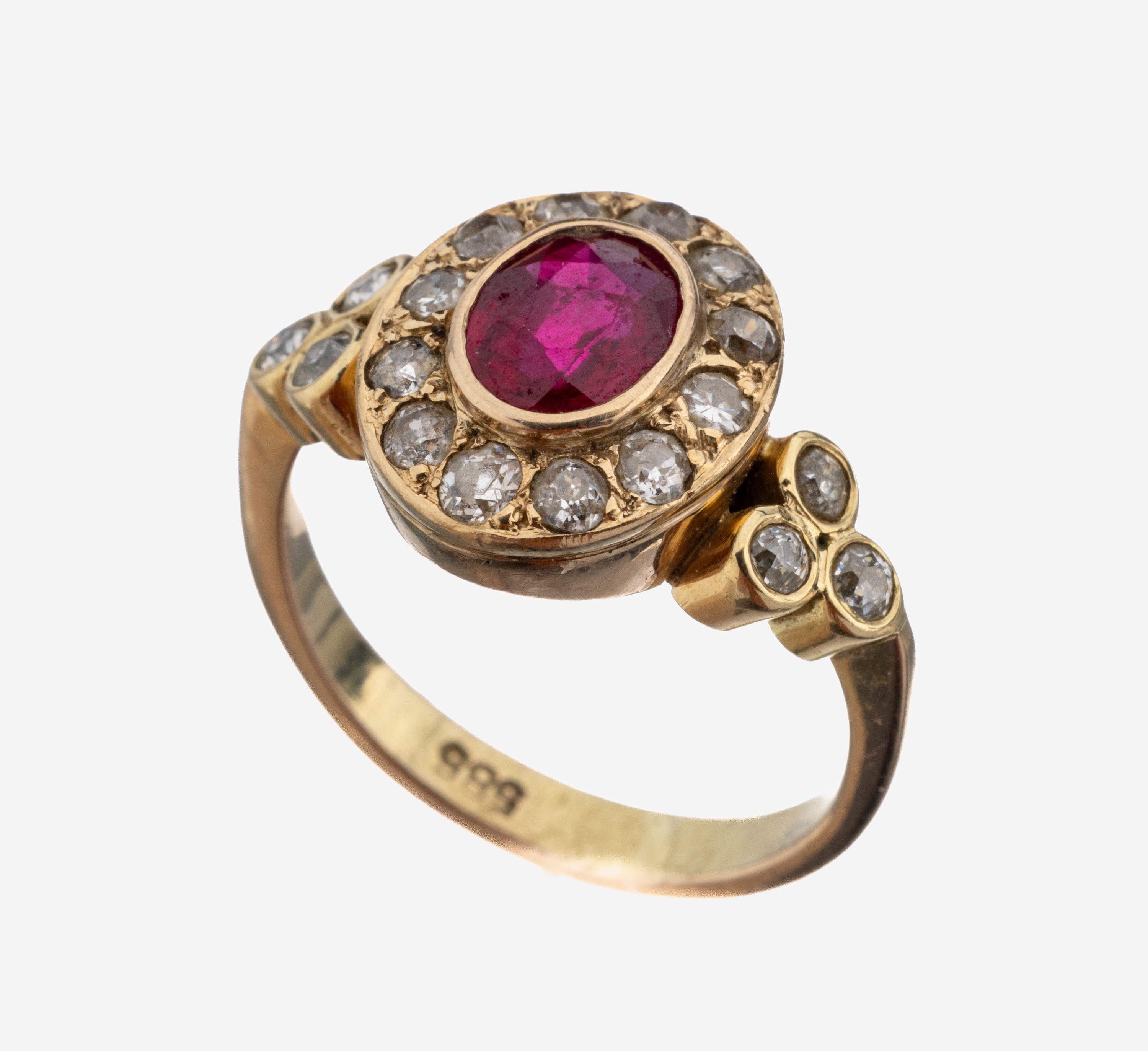 Image 27118586 - 14 kt Gold Farbstein-Diamant-Ring, um 1910-20, GG 585/000, mittig ovale Rubinsynthese, ...