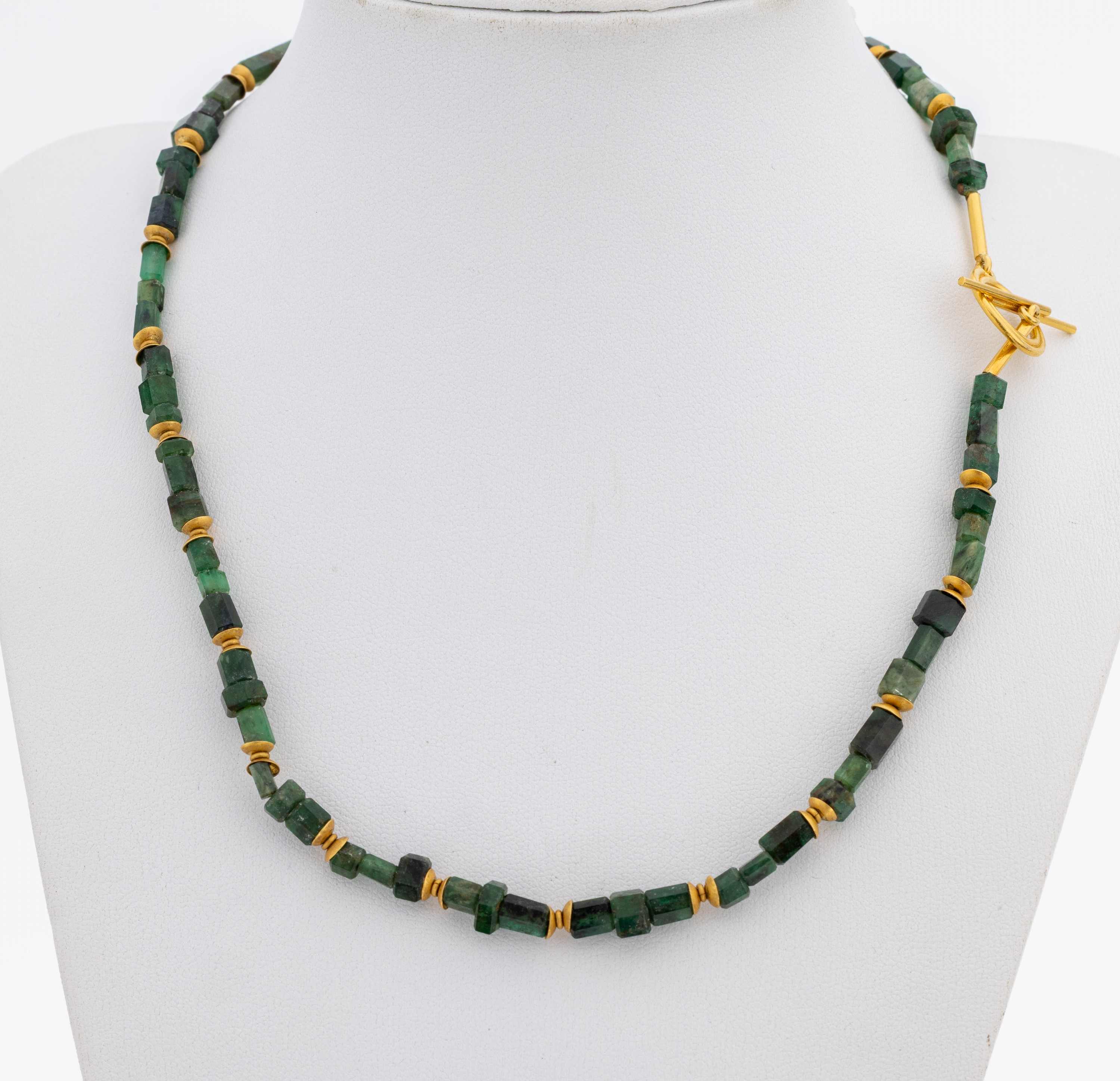 Image 27118589 - 21.6 kt Gold Smaragd-Collier, GG 900/000 gepr., facett. Smaragde in versch. Größen, ...