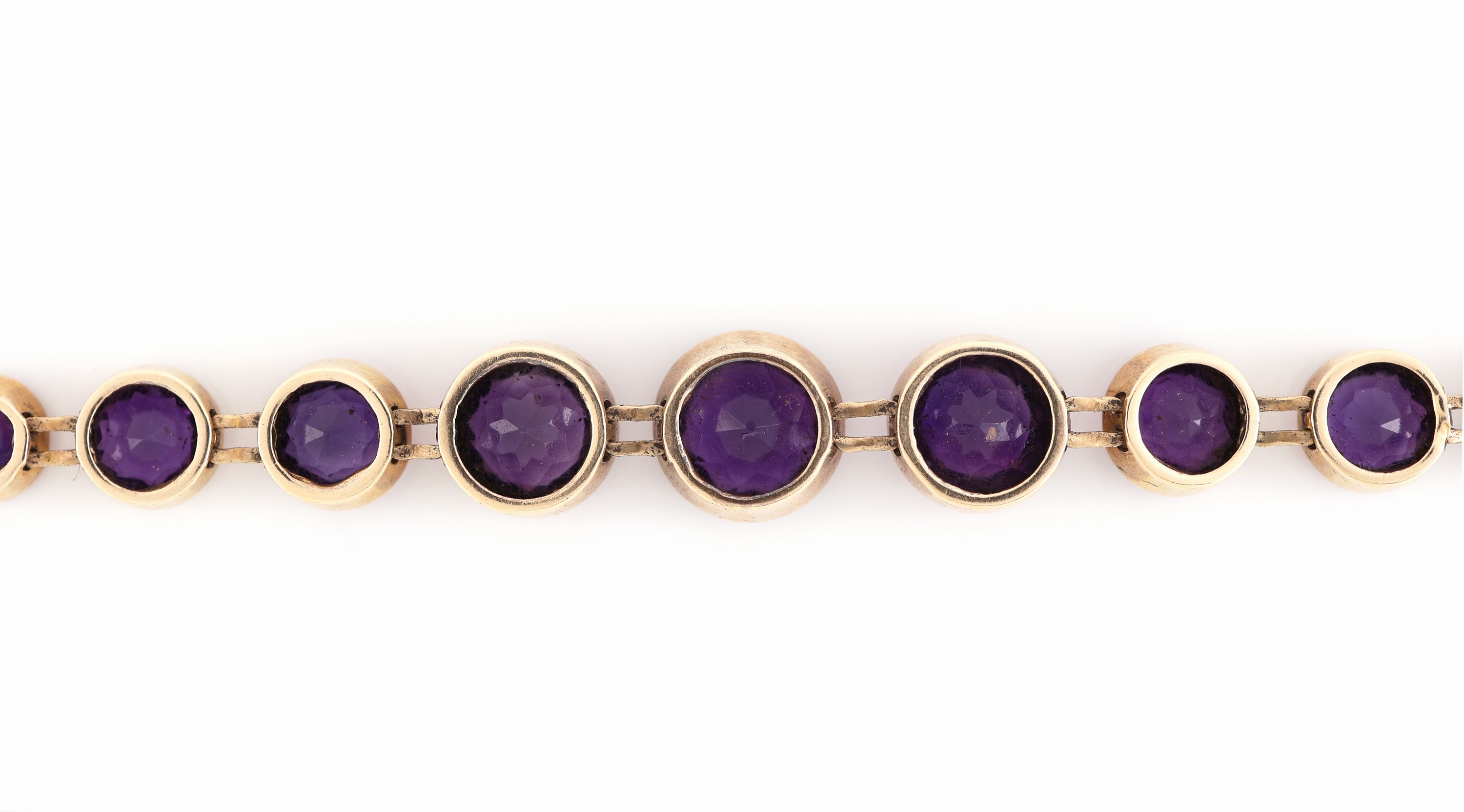 Detail b: 14 kt Gold Amethyst-Armband, um 1910-20, GG585/000 gepr., im Verlauf, rundfacett. Amethyste, L. ca. 20 cm, Federringschließe, ca. 10.1 g