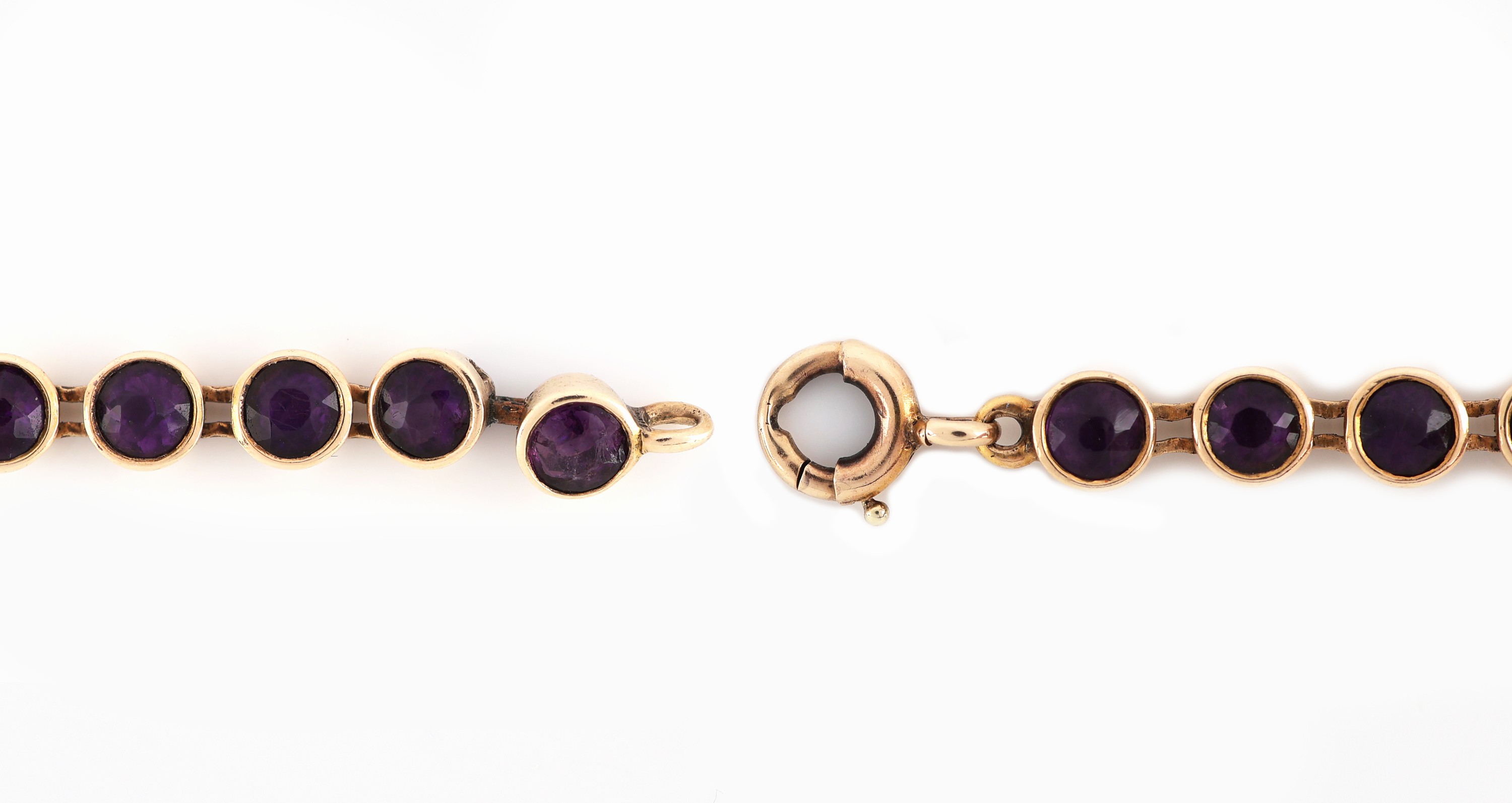 Detail c: 14 kt Gold Amethyst-Armband, um 1910-20, GG585/000 gepr., im Verlauf, rundfacett. Amethyste, L. ca. 20 cm, Federringschließe, ca. 10.1 g
