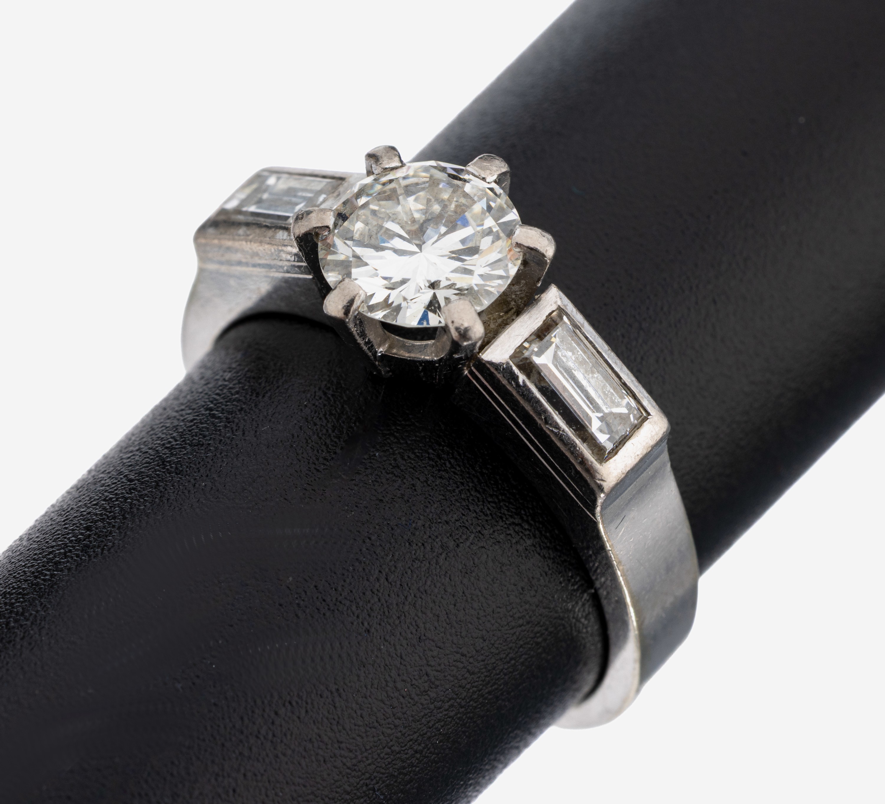 Image 27118595 - 14 kt Gold Diamant-Ring, 1960er Jahre, WG 585/000, qualitätvolle Verarbeitung, mittig ...