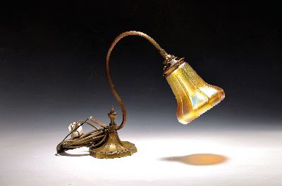 Image Tischlampe, Quezal, New York/USA, nach 1901, geschwungener Fuß aus Bronze, Glasschirm ...