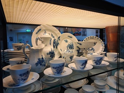 27118549a - Kaffeeservice für 6 Personen mit vielen Servierteilen, Royal Copenhagen, Blaue Blume, ...