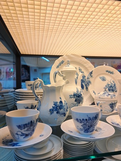 27118549b - Kaffeeservice für 6 Personen mit vielen Servierteilen, Royal Copenhagen, Blaue Blume, ...