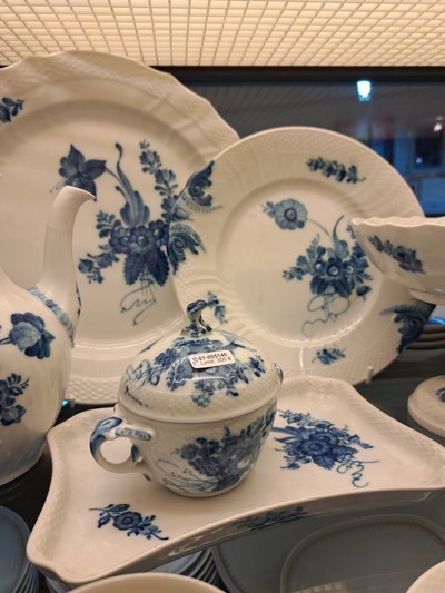 27118549d - Kaffeeservice für 6 Personen mit vielen Servierteilen, Royal Copenhagen, Blaue Blume, ...