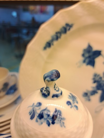 27118549e - Kaffeeservice für 6 Personen mit vielen Servierteilen, Royal Copenhagen, Blaue Blume, ...