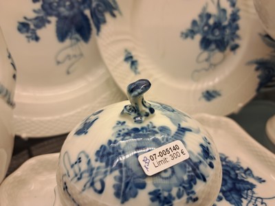 27118549f - Kaffeeservice für 6 Personen mit vielen Servierteilen, Royal Copenhagen, Blaue Blume, ...