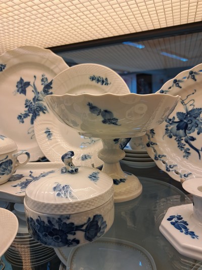 27118549i - Kaffeeservice für 6 Personen mit vielen Servierteilen, Royal Copenhagen, Blaue Blume, ...