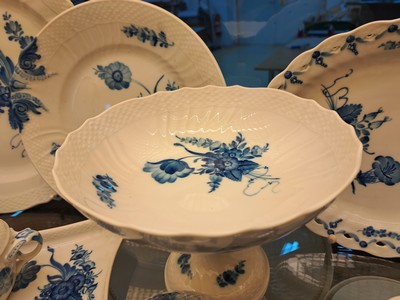27118549j - Kaffeeservice für 6 Personen mit vielen Servierteilen, Royal Copenhagen, Blaue Blume, ...