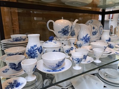 27118550a - Frühstücksservice für 6 Personen mit vielen Servierteilen, Blaue Blume, Royal ...