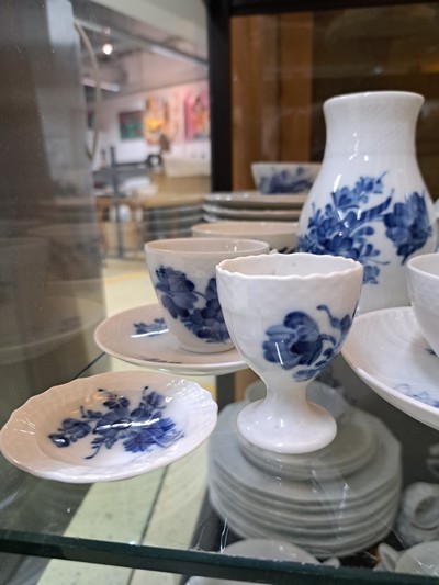 27118550b - Frühstücksservice für 6 Personen mit vielen Servierteilen, Blaue Blume, Royal ...