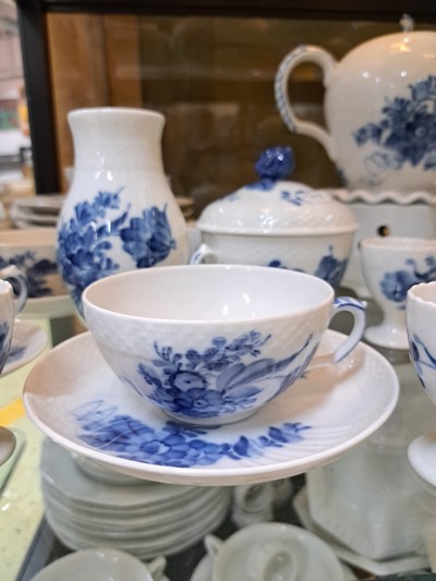 27118550c - Frühstücksservice für 6 Personen mit vielen Servierteilen, Blaue Blume, Royal ...