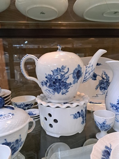 27118550f - Frühstücksservice für 6 Personen mit vielen Servierteilen, Blaue Blume, Royal ...