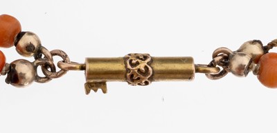 27118577a - Korallen-Collier, Italien um 1900, 2-rhg. Korallenkugeln im Verlauf, D. ca. 4.2-9.2 mm, ...